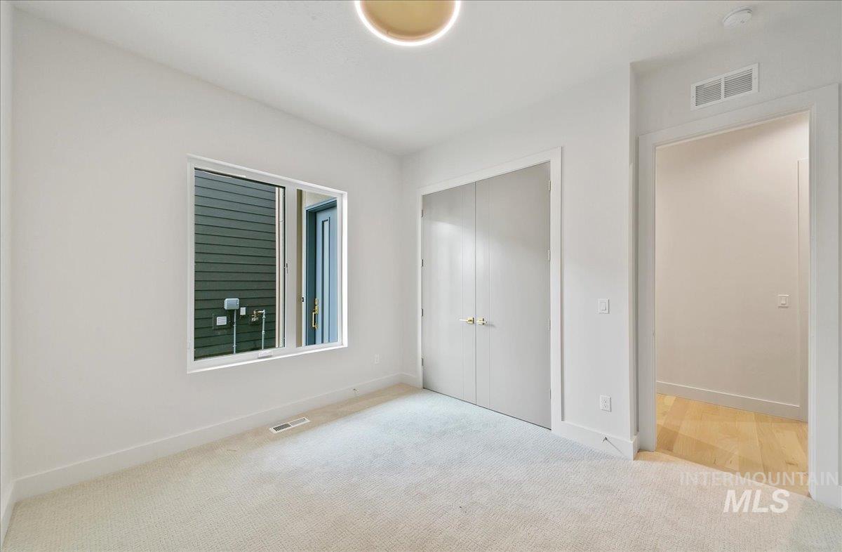 6480 S Astoria Ave Property Photo 21