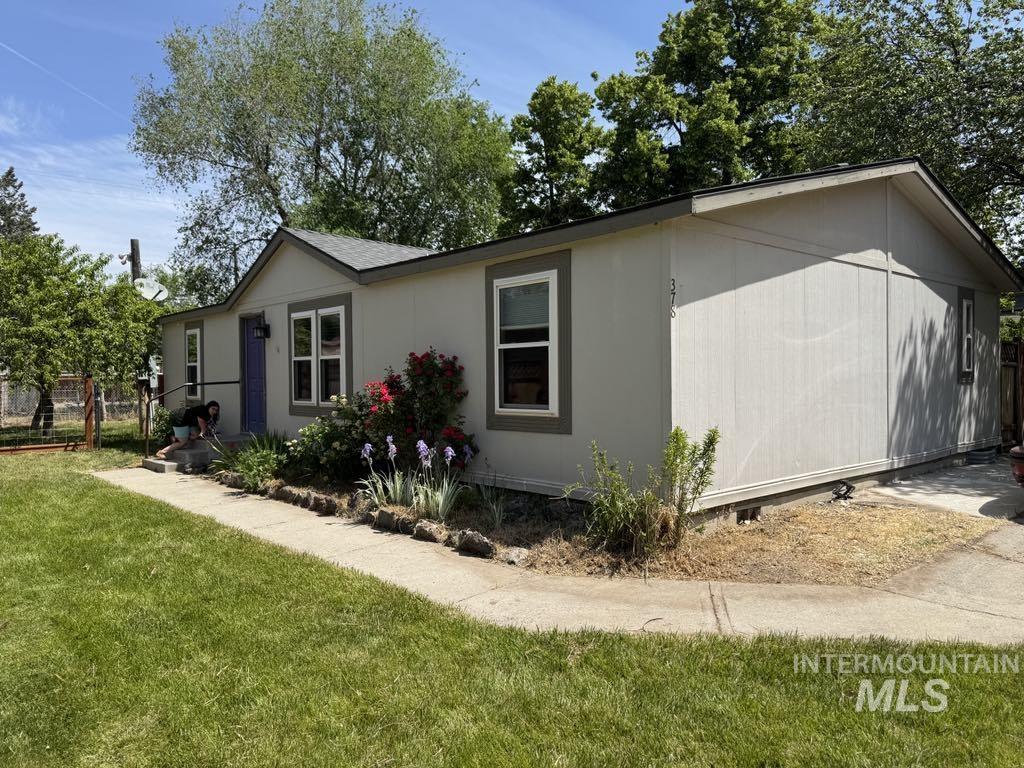 378 3rd Ave W Property Photo 1