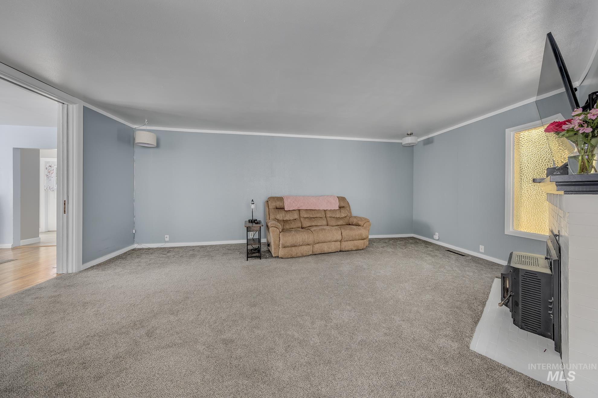 411 W 3rd Street Property Photo 6