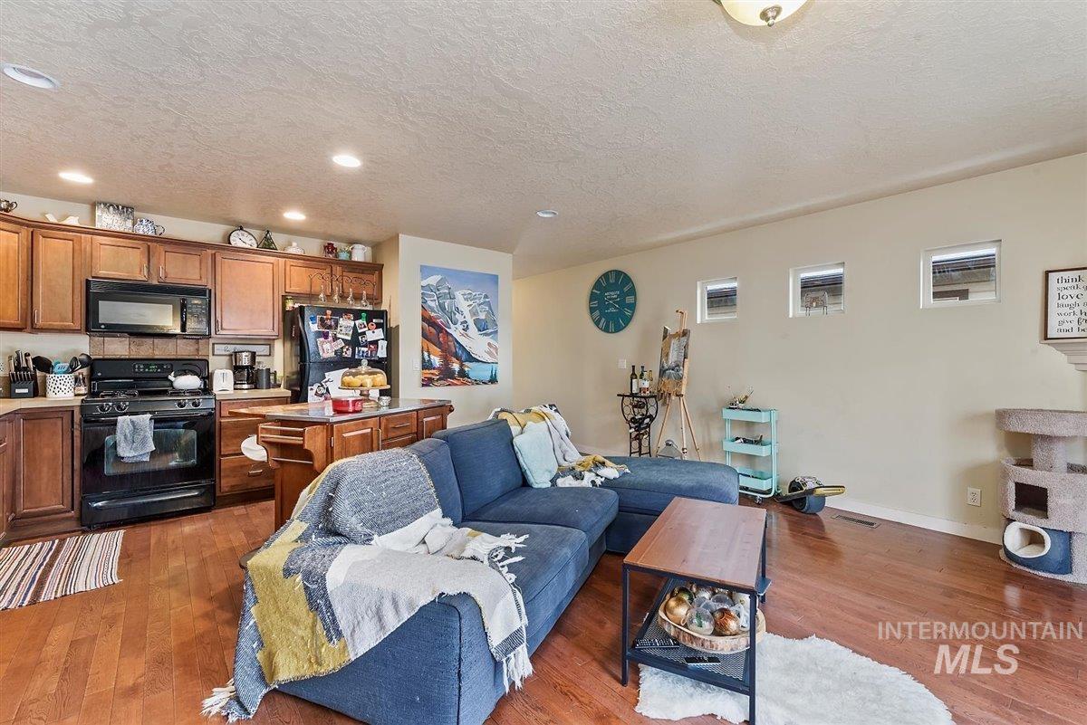 2209 S Amy Avenue Property Photo 3