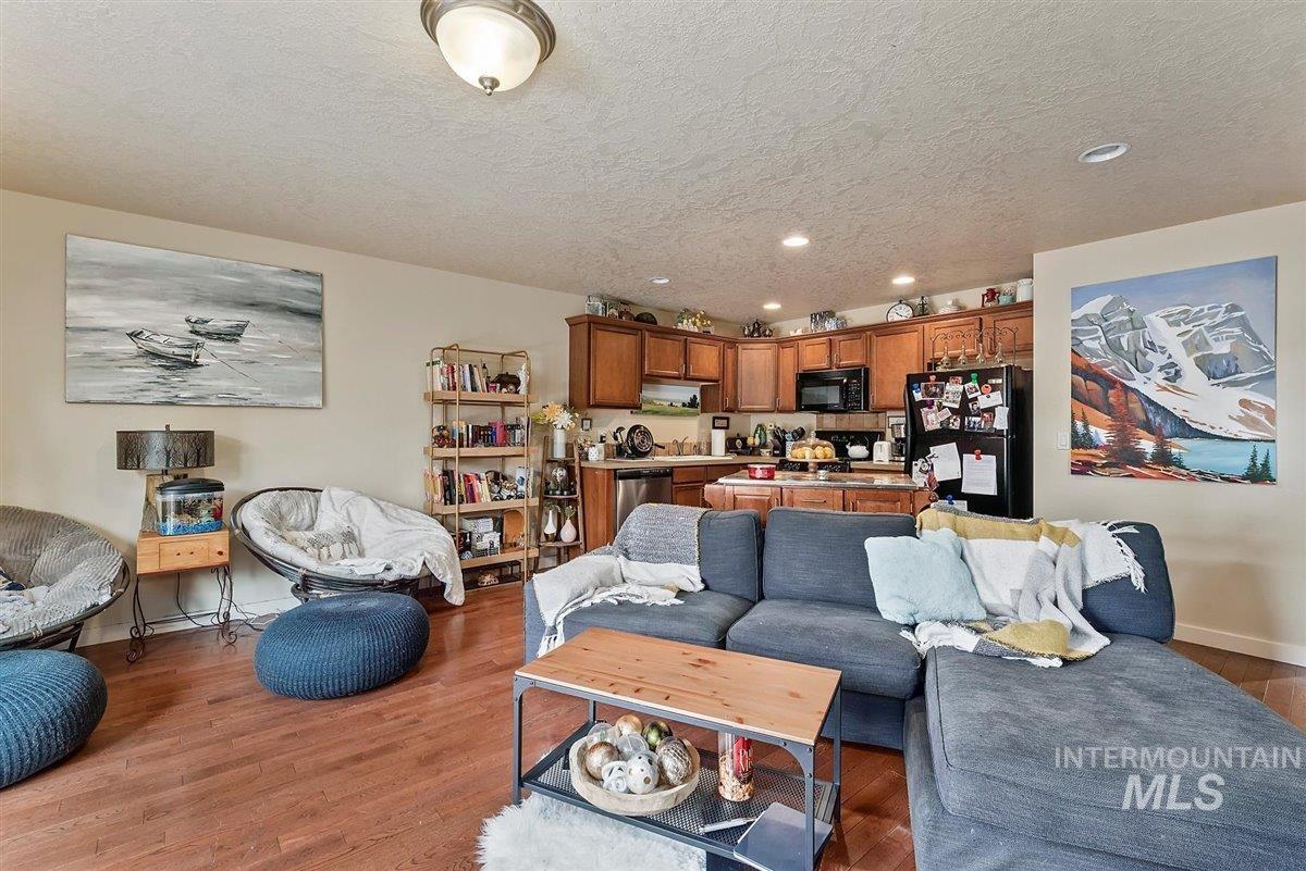 2209 S Amy Avenue Property Photo 7