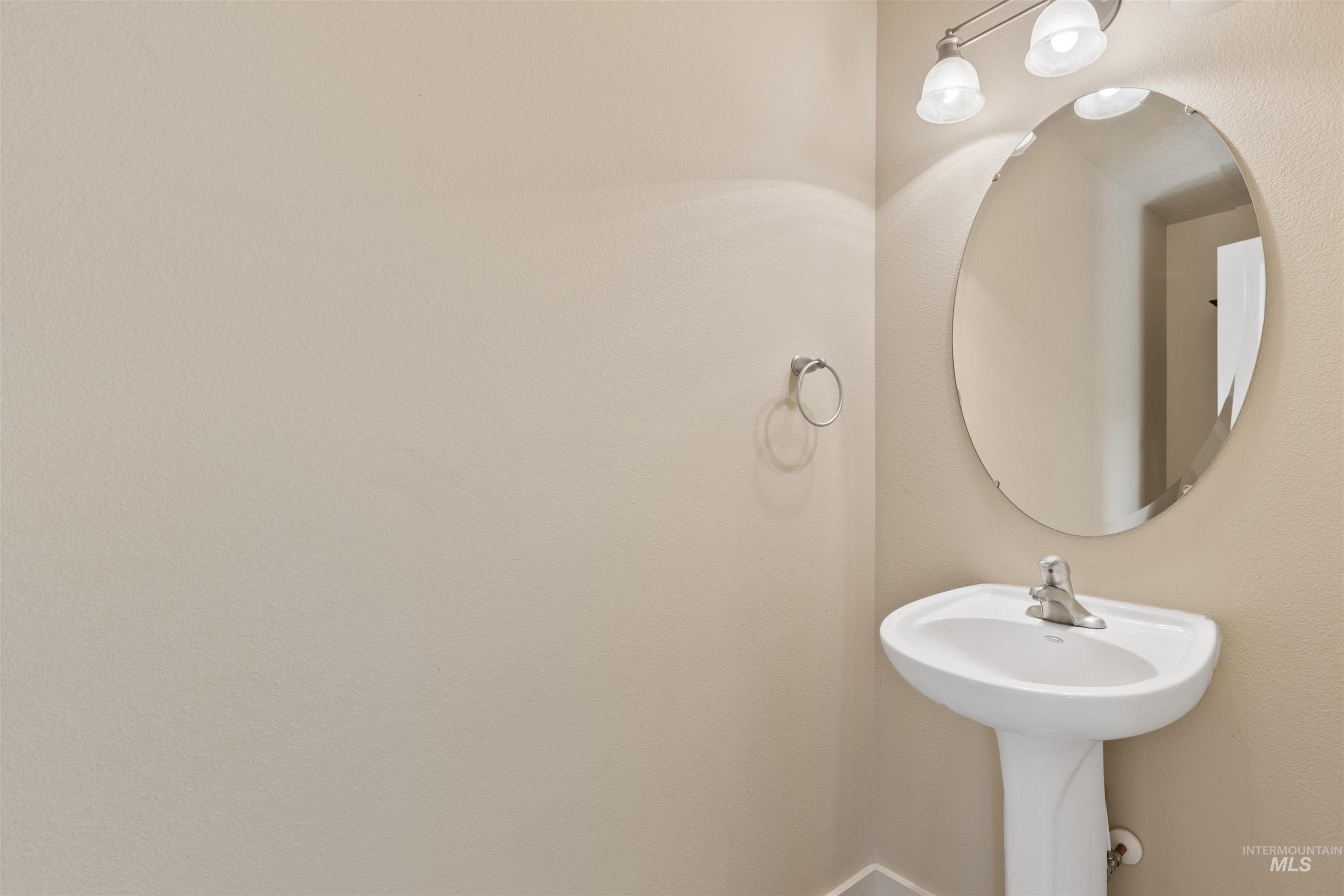 2209 S Amy Avenue Property Photo 7