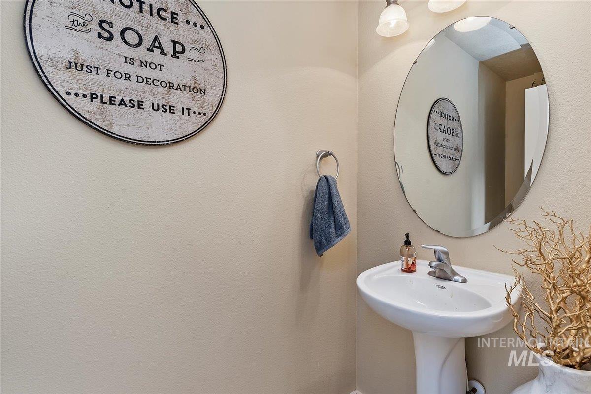 2209 S Amy Avenue Property Photo 23