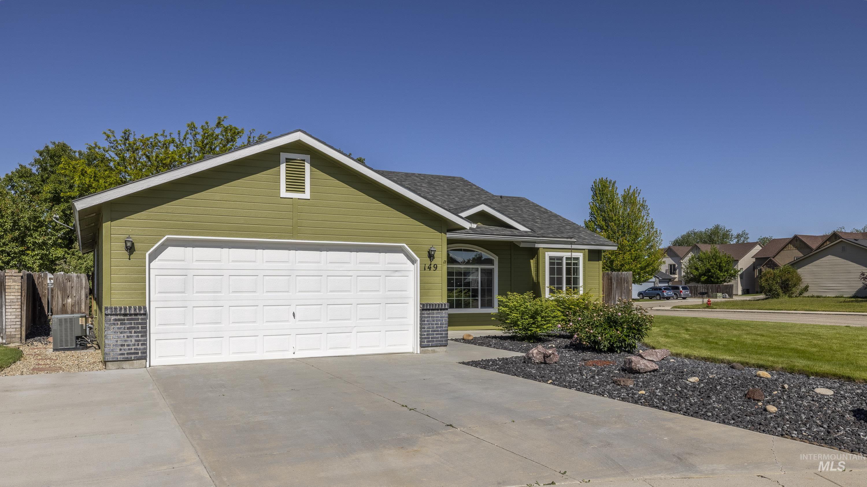 149 E Woodbury Property Photo 2
