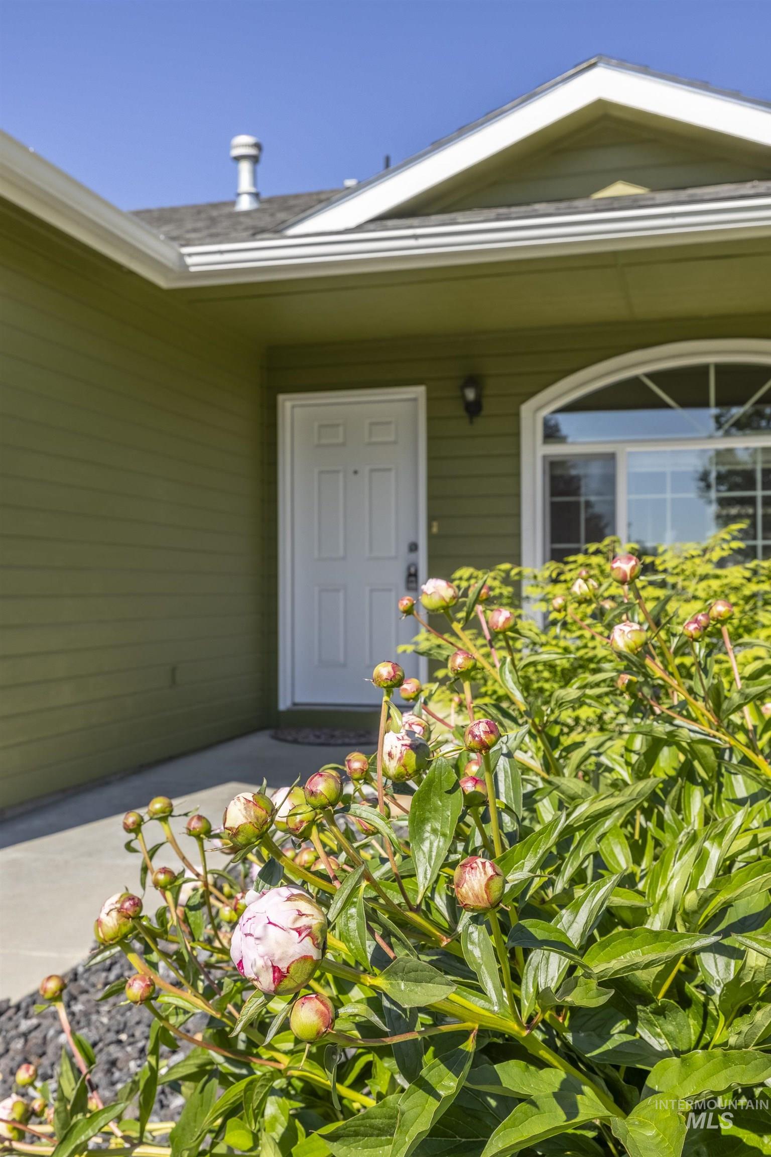 149 E Woodbury Property Photo 3