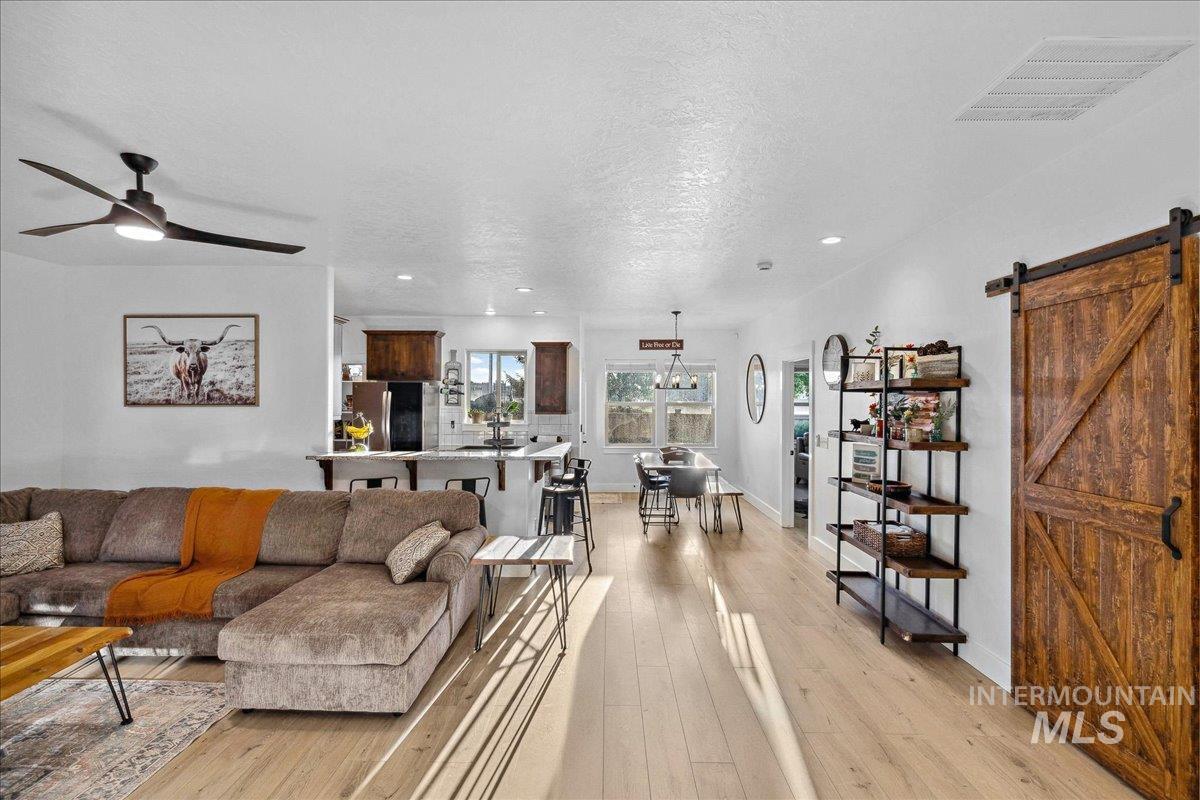102 S Streamleaf Property Photo 12
