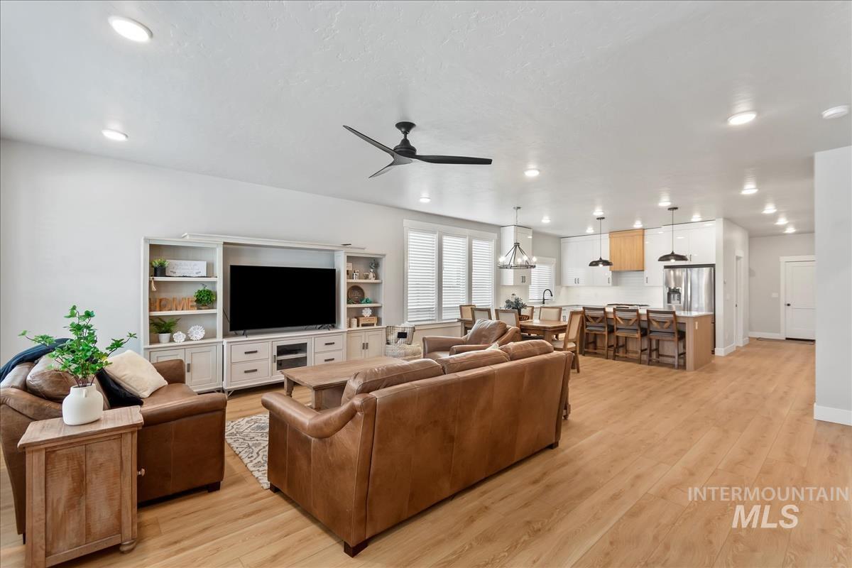6811 W Los Flores Dr Property Photo 4