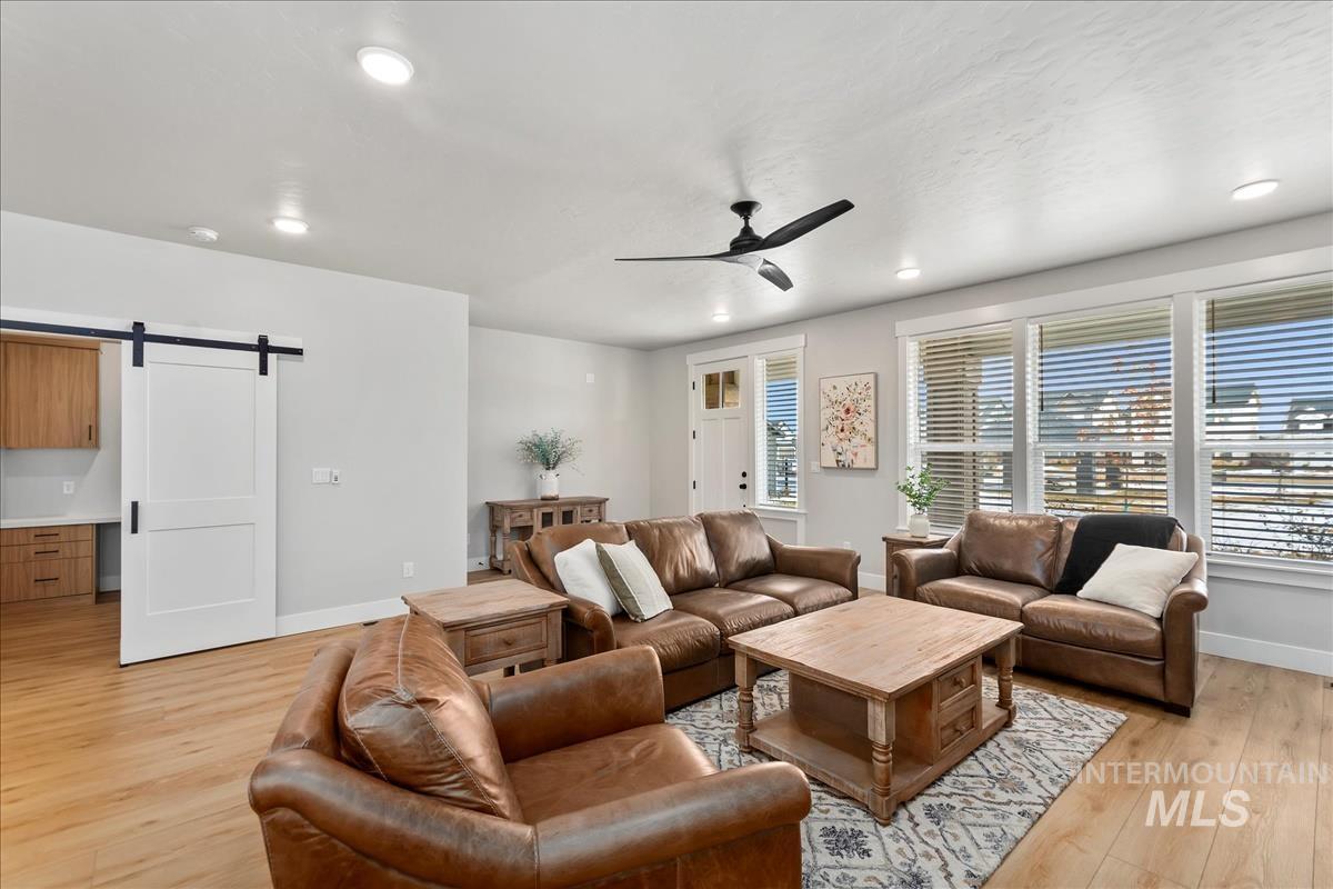 6811 W Los Flores Dr Property Photo 5