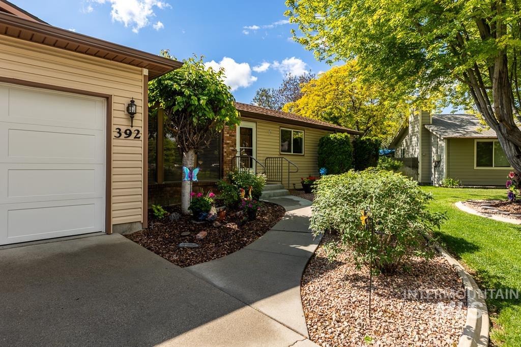 392 S Sun Burst Way Property Photo 3