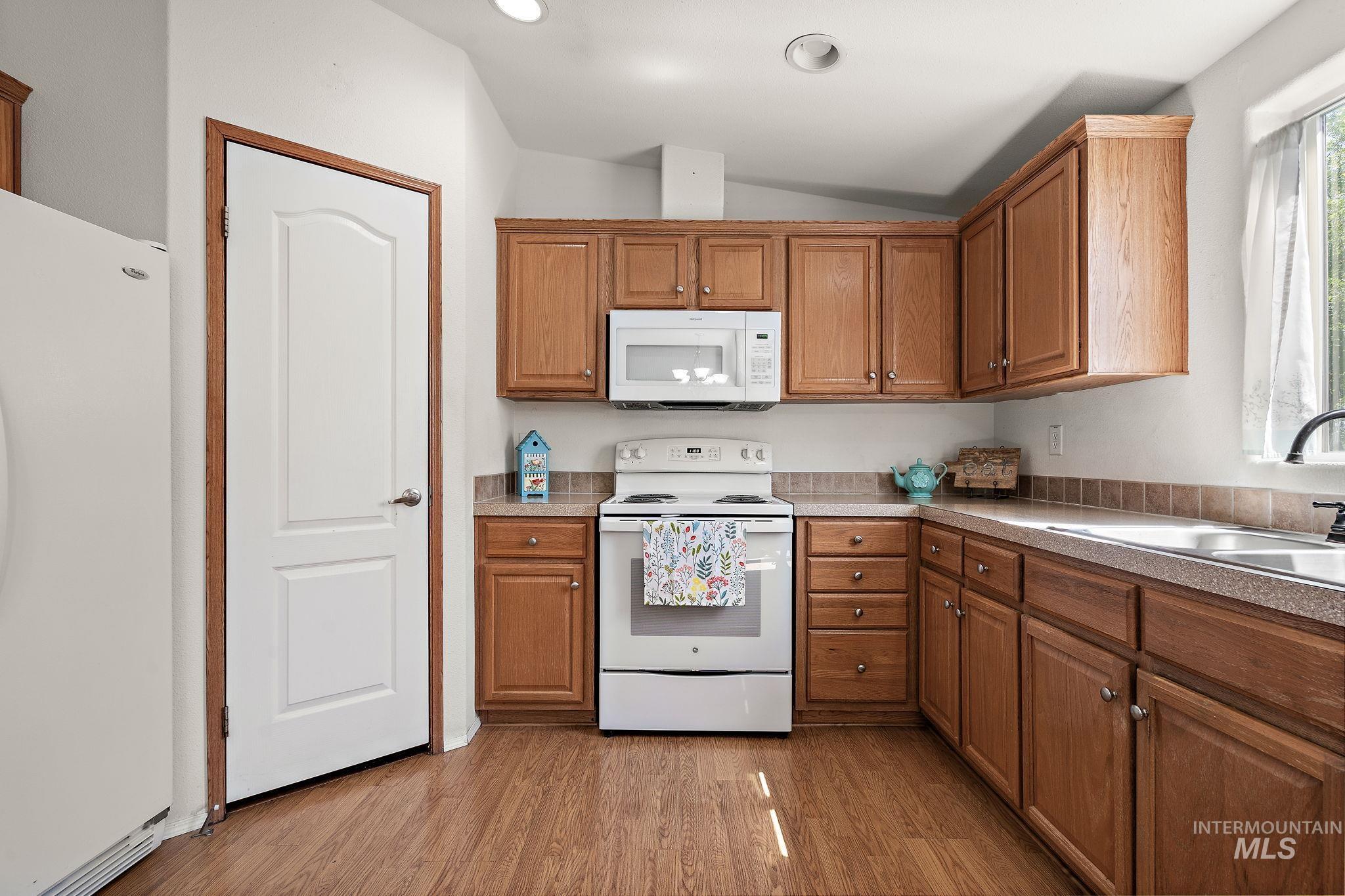 1320 American Ln Property Photo 12