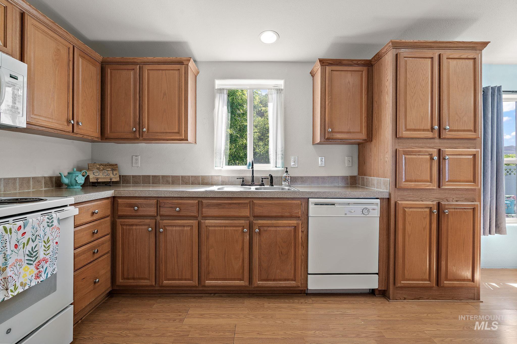 1320 American Ln Property Photo 15
