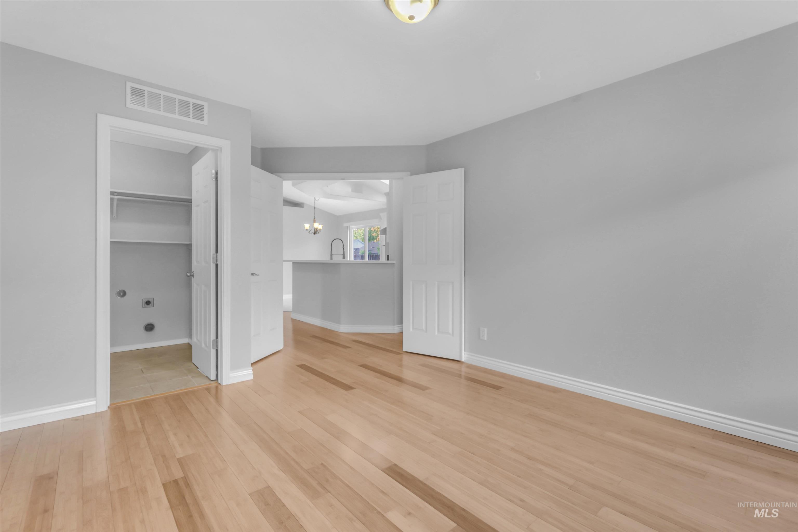 4104 Iris Ct Property Photo 6