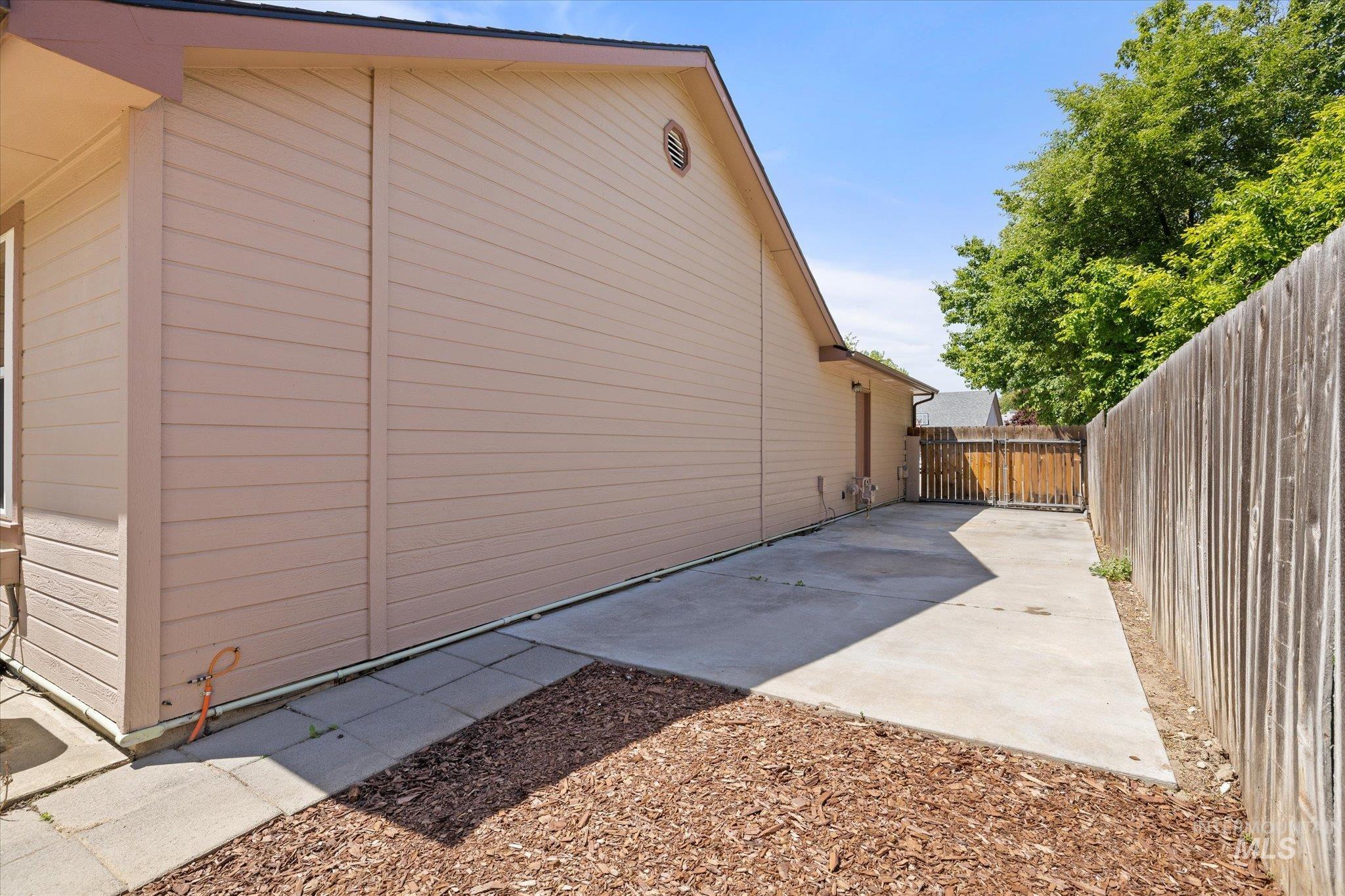 512 S Pelican Way Property Photo 4