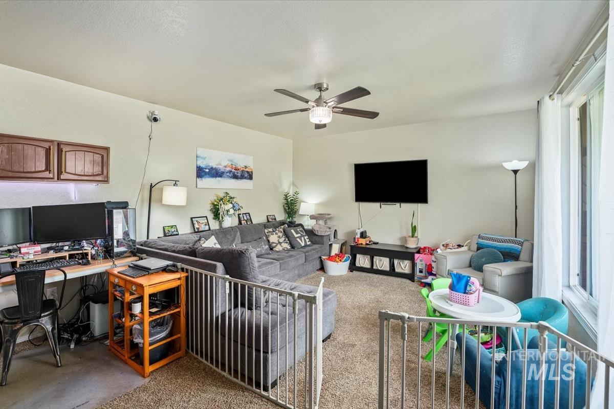 2702 N Aster Ave. Property Photo 4
