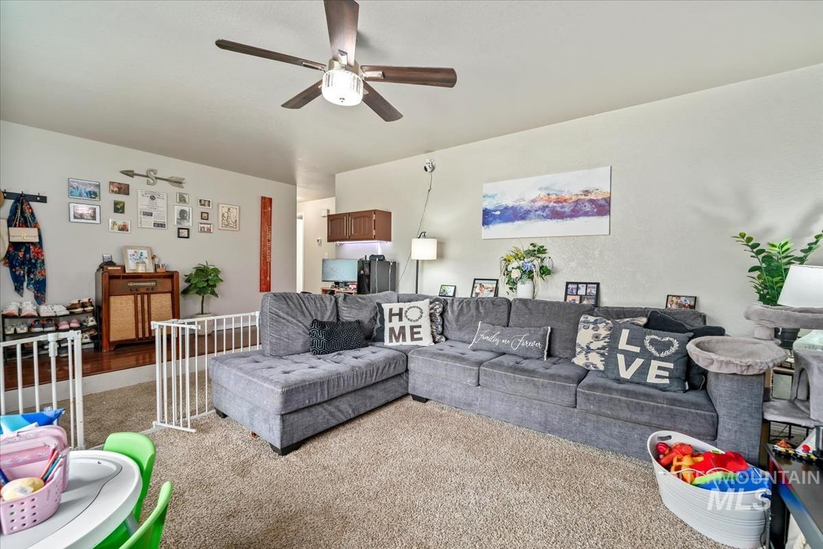 2702 N Aster Ave. Property Photo 8