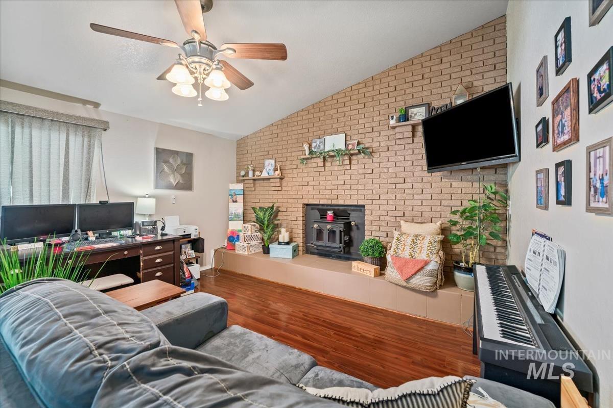 2702 N Aster Ave. Property Photo 19
