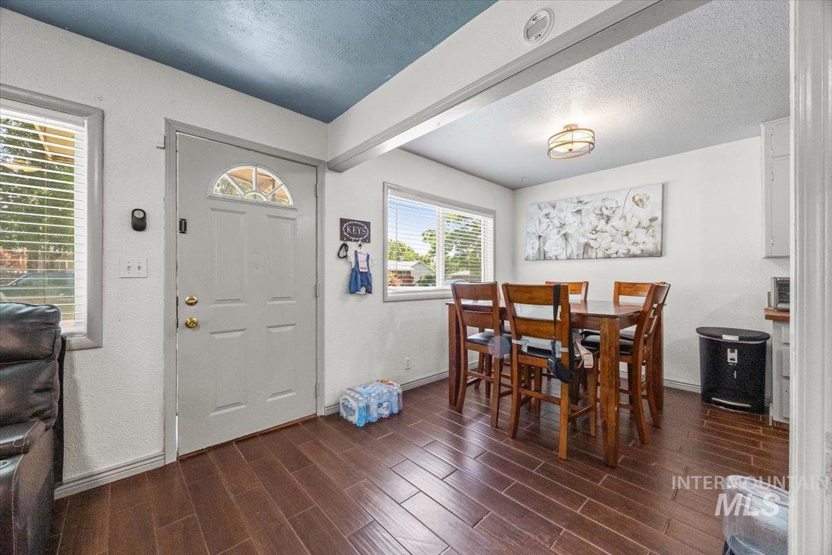 77 S Canyon St Property Photo 4