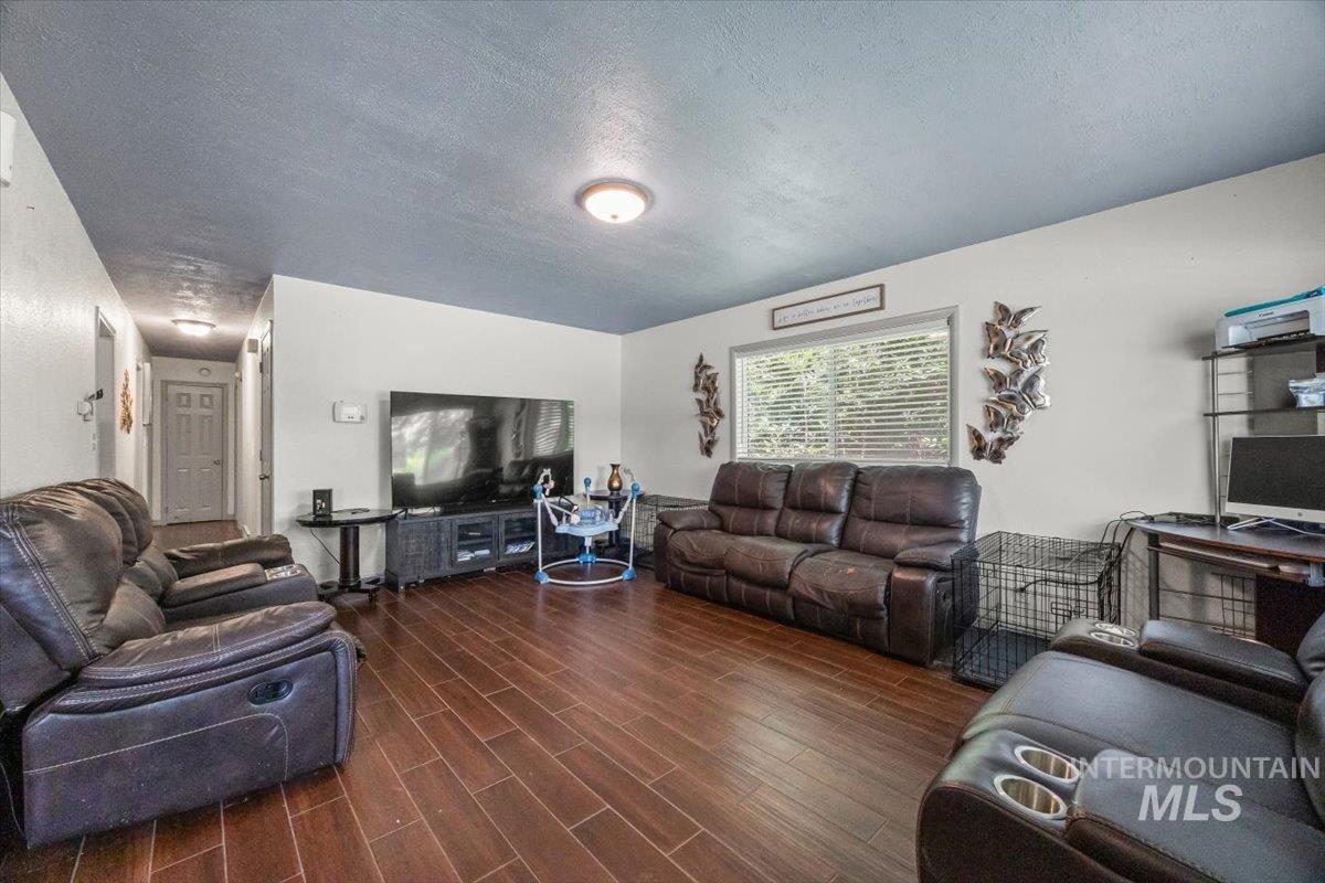 77 S Canyon St Property Photo 6