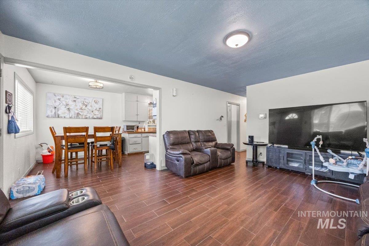77 S Canyon St Property Photo 7