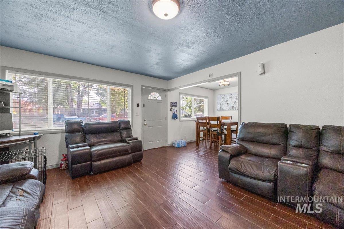 77 S Canyon St Property Photo 8