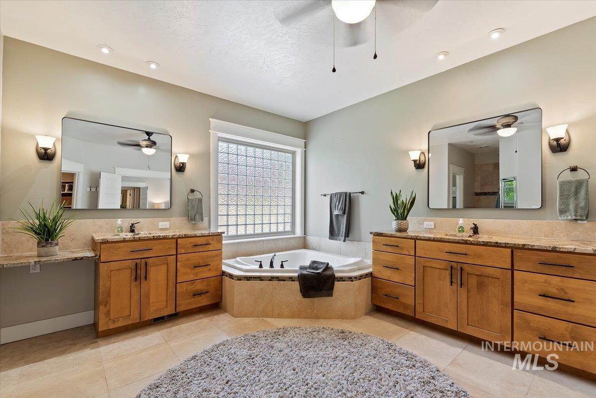 7022 Top Rim Way Property Photo 14