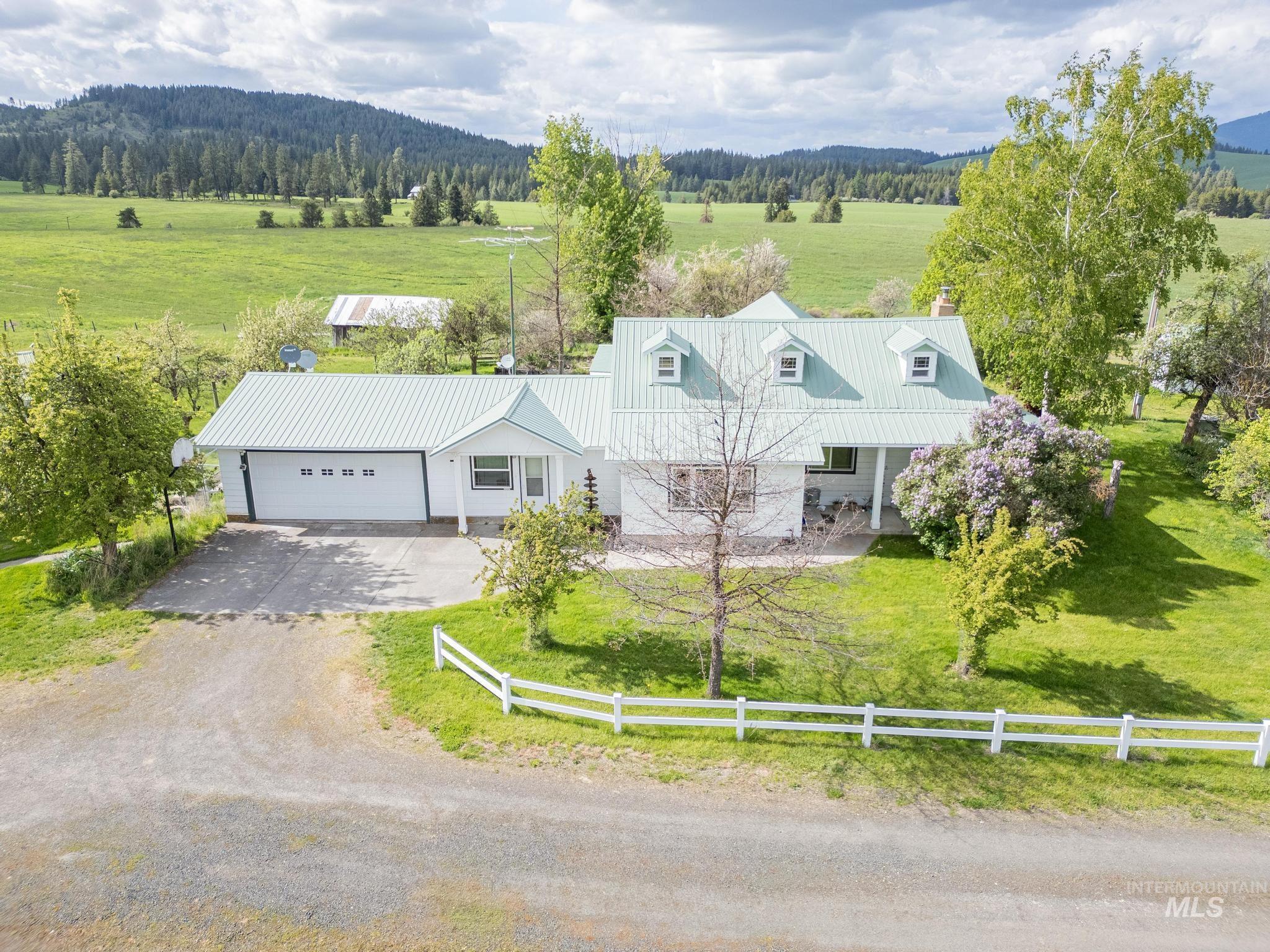 374484 Highway 95 Property Photo 1