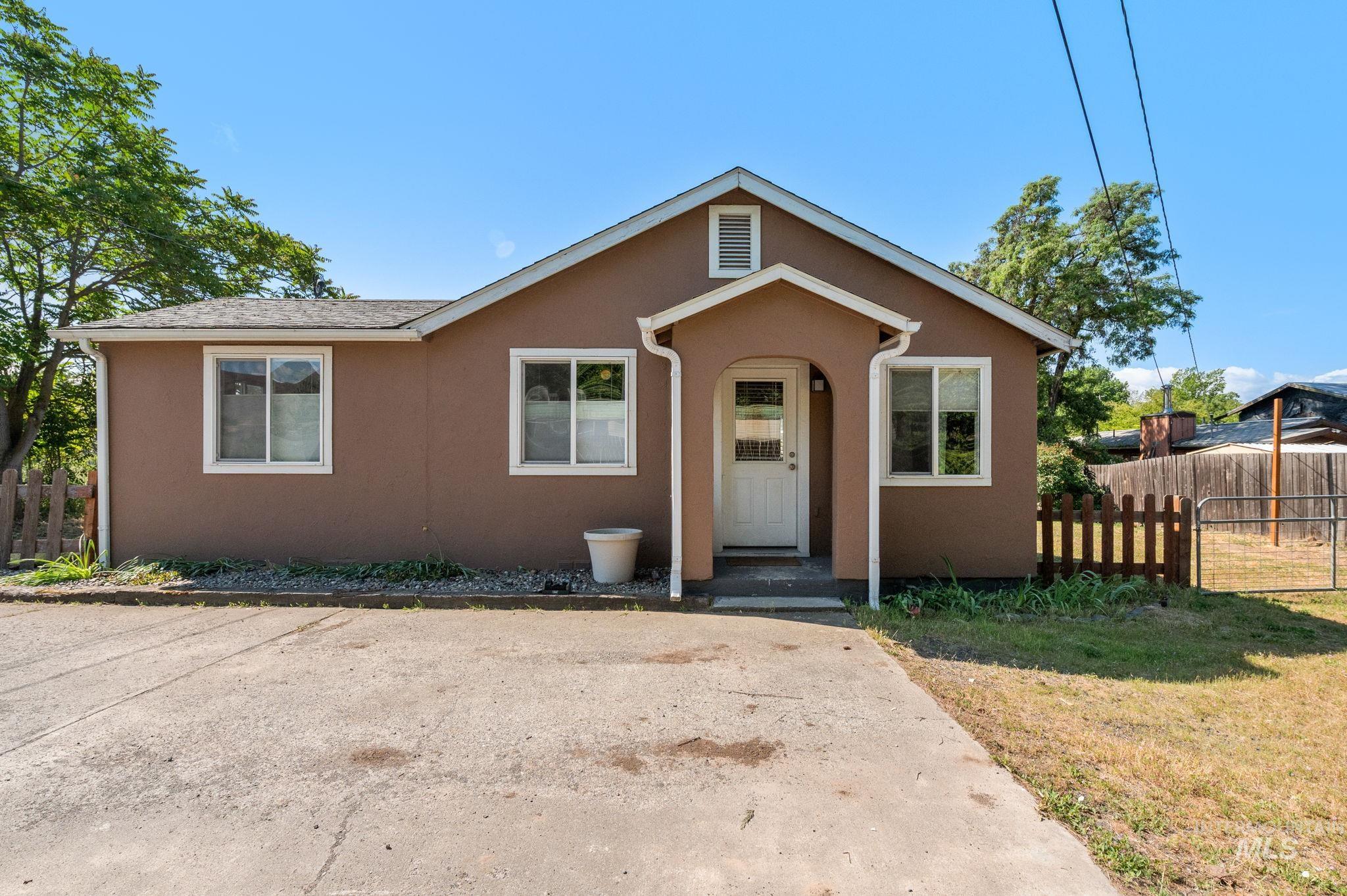 1377 1/2 Poplar Property Photo 1