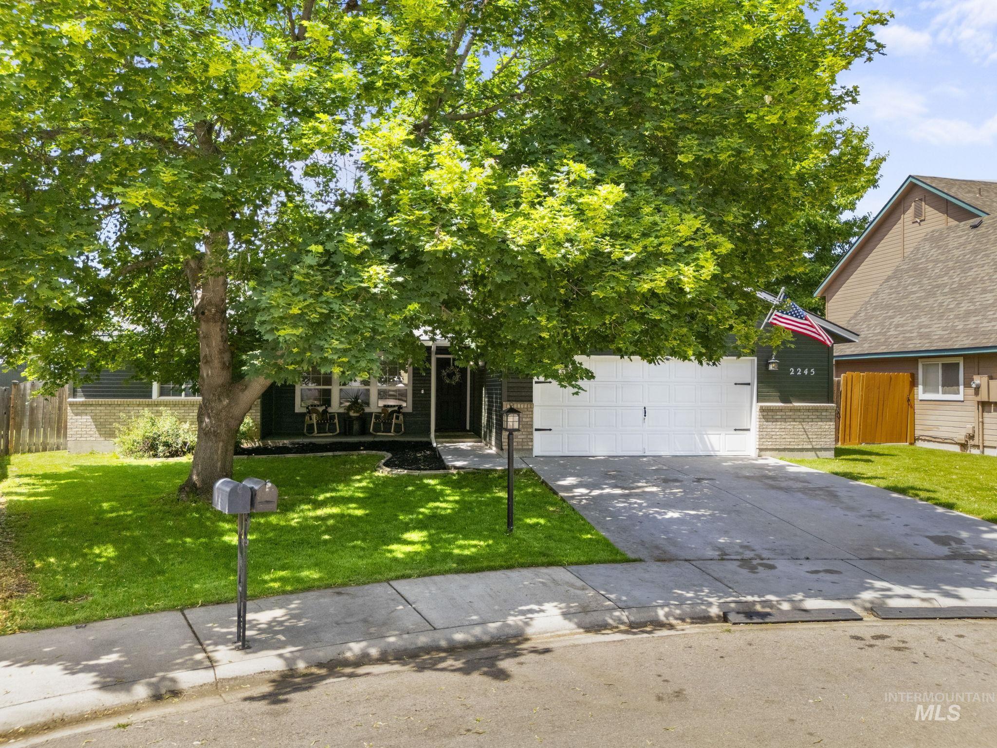 2245 N Sapphire Place Property Photo 4