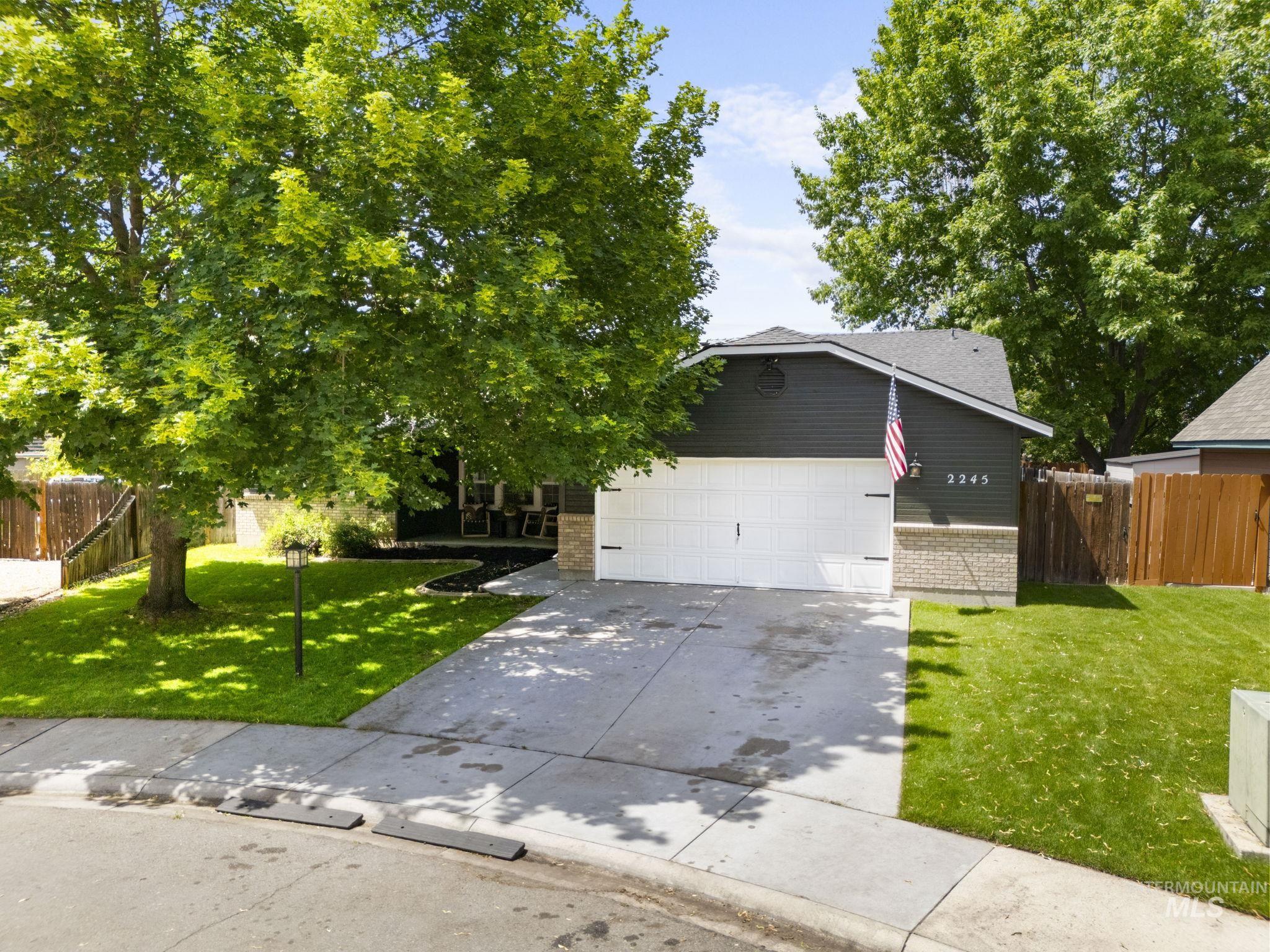 2245 N Sapphire Place Property Photo 5