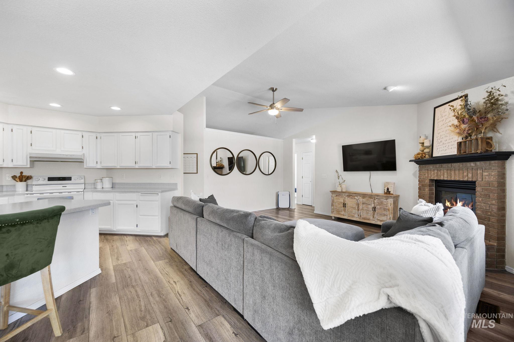 2245 N Sapphire Place Property Photo 16