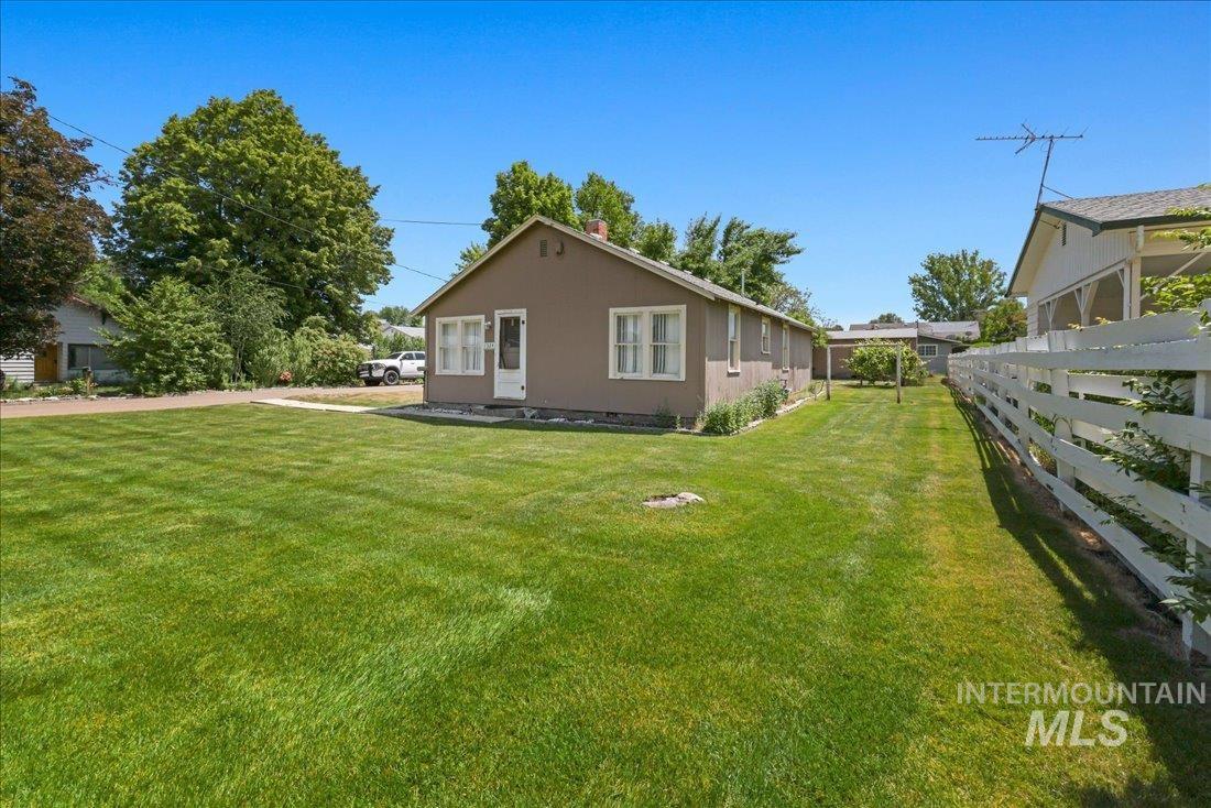 1324 E Oak Str Property Photo 3
