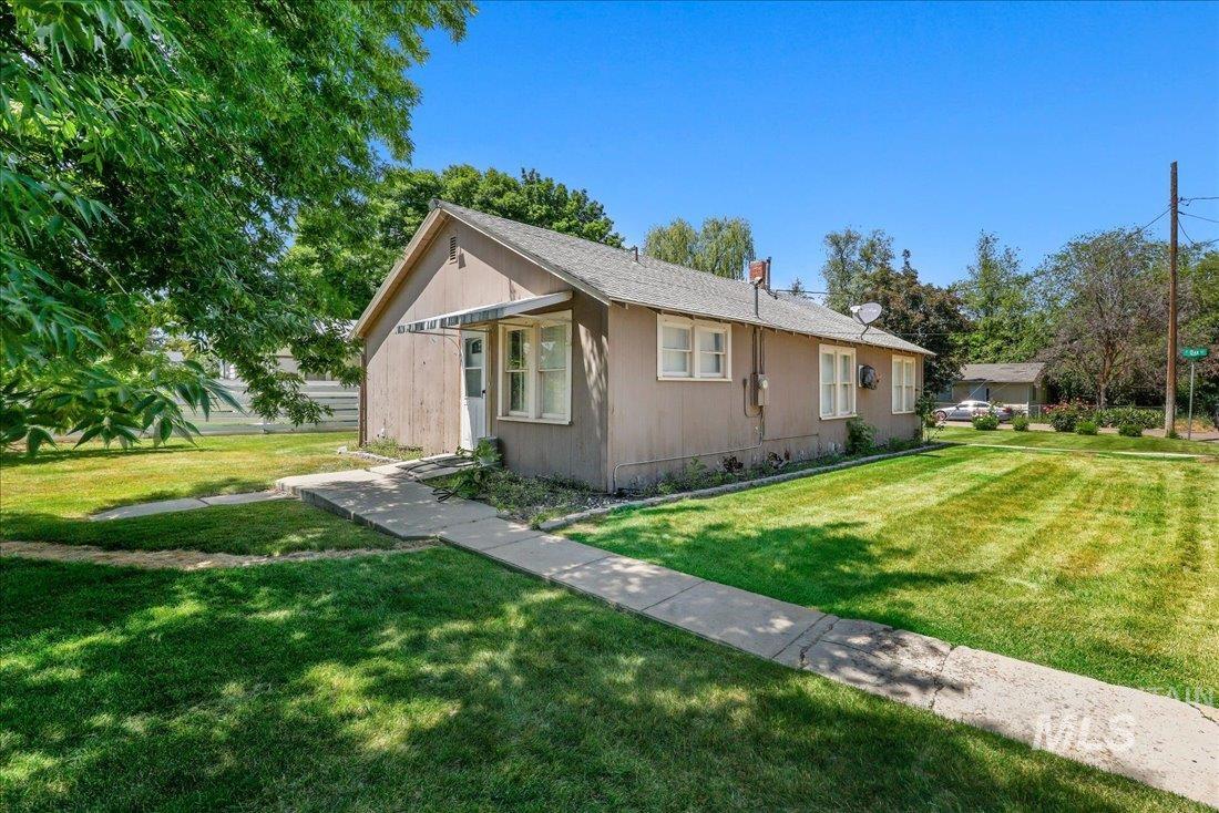 1324 E Oak Str Property Photo 4