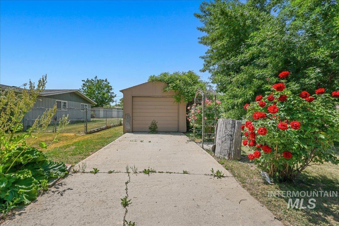 1324 E Oak Str Property Photo 5