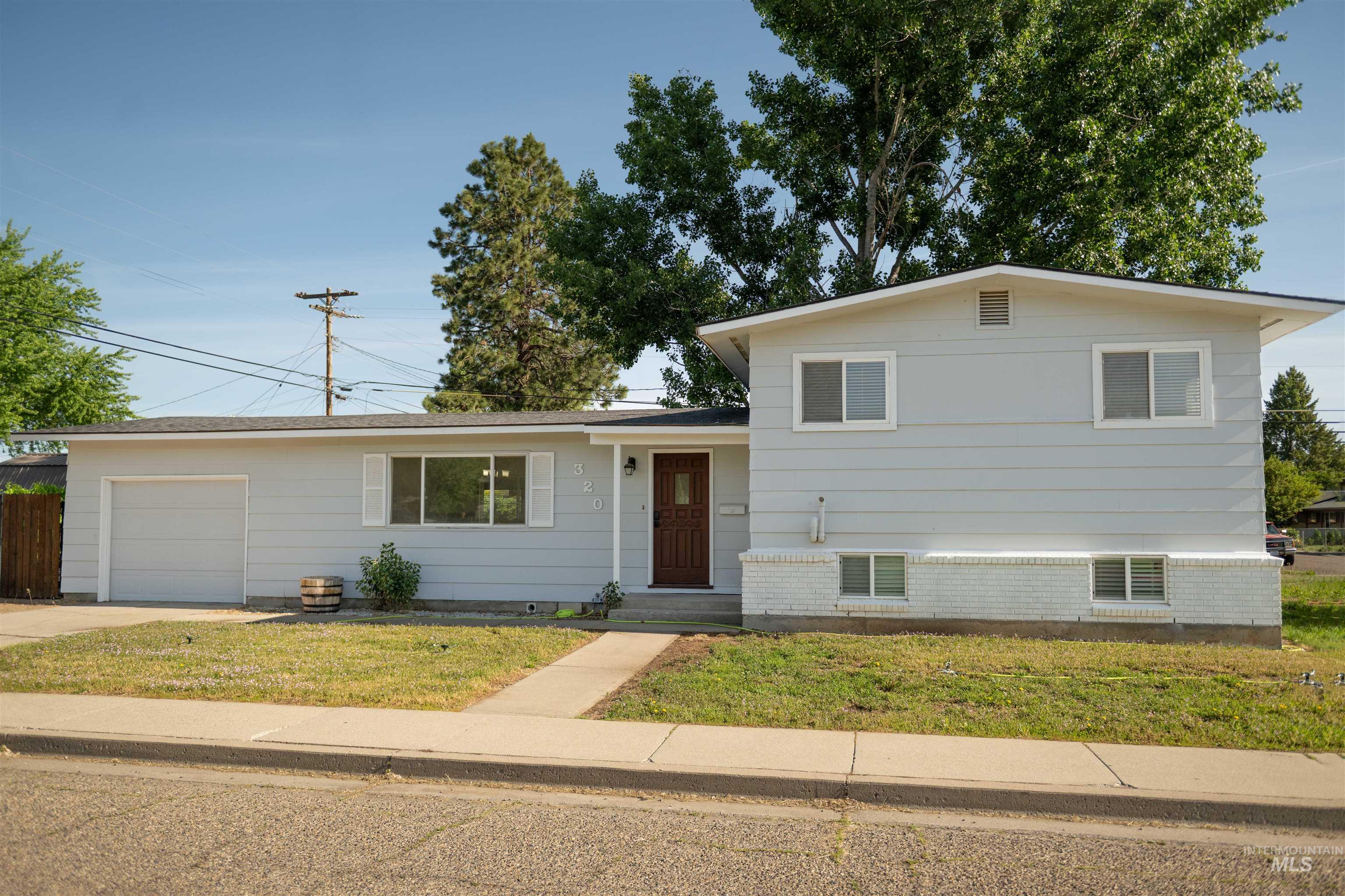 320 E 12th N