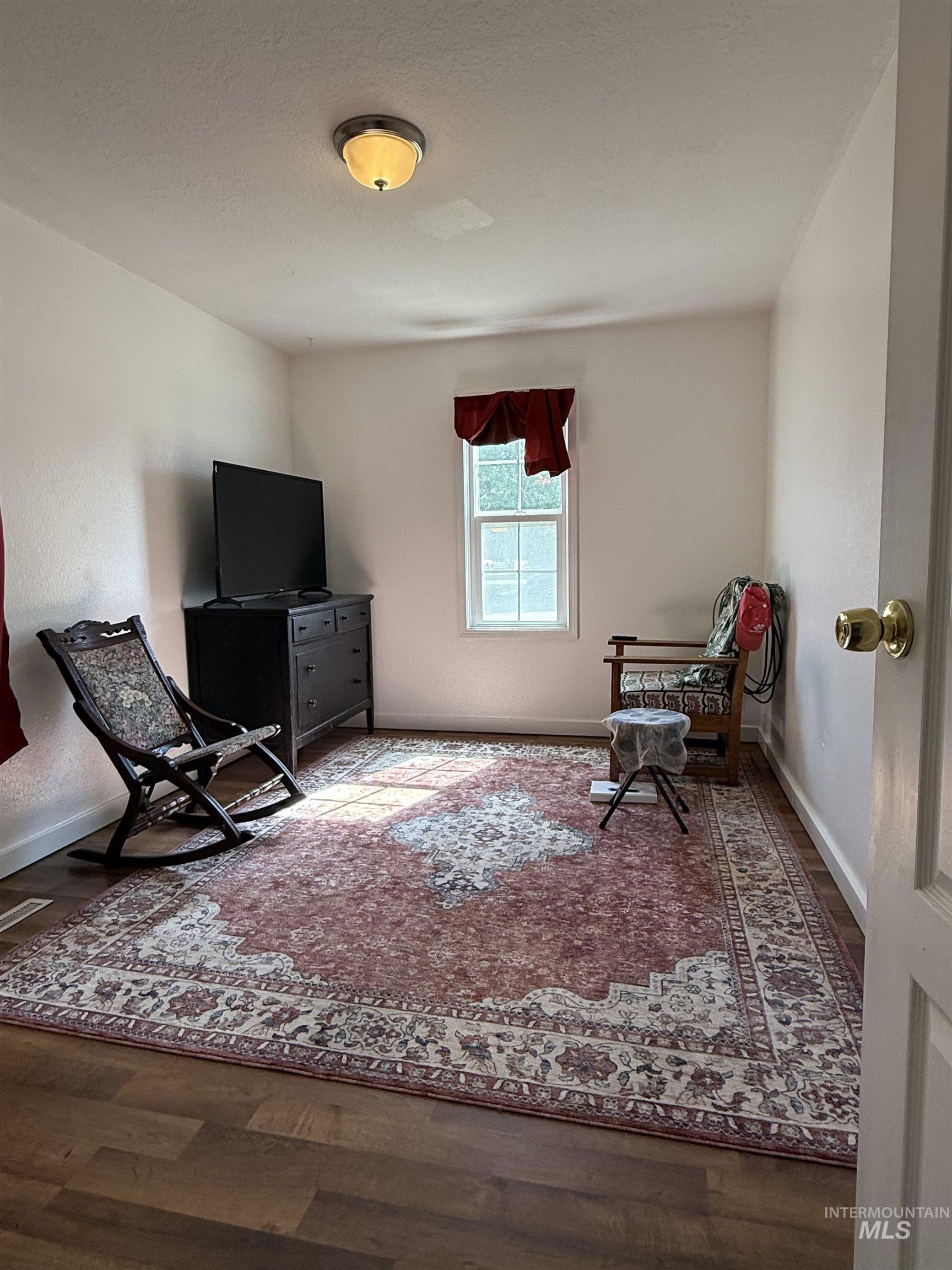 975 W 7th St Property Photo 5