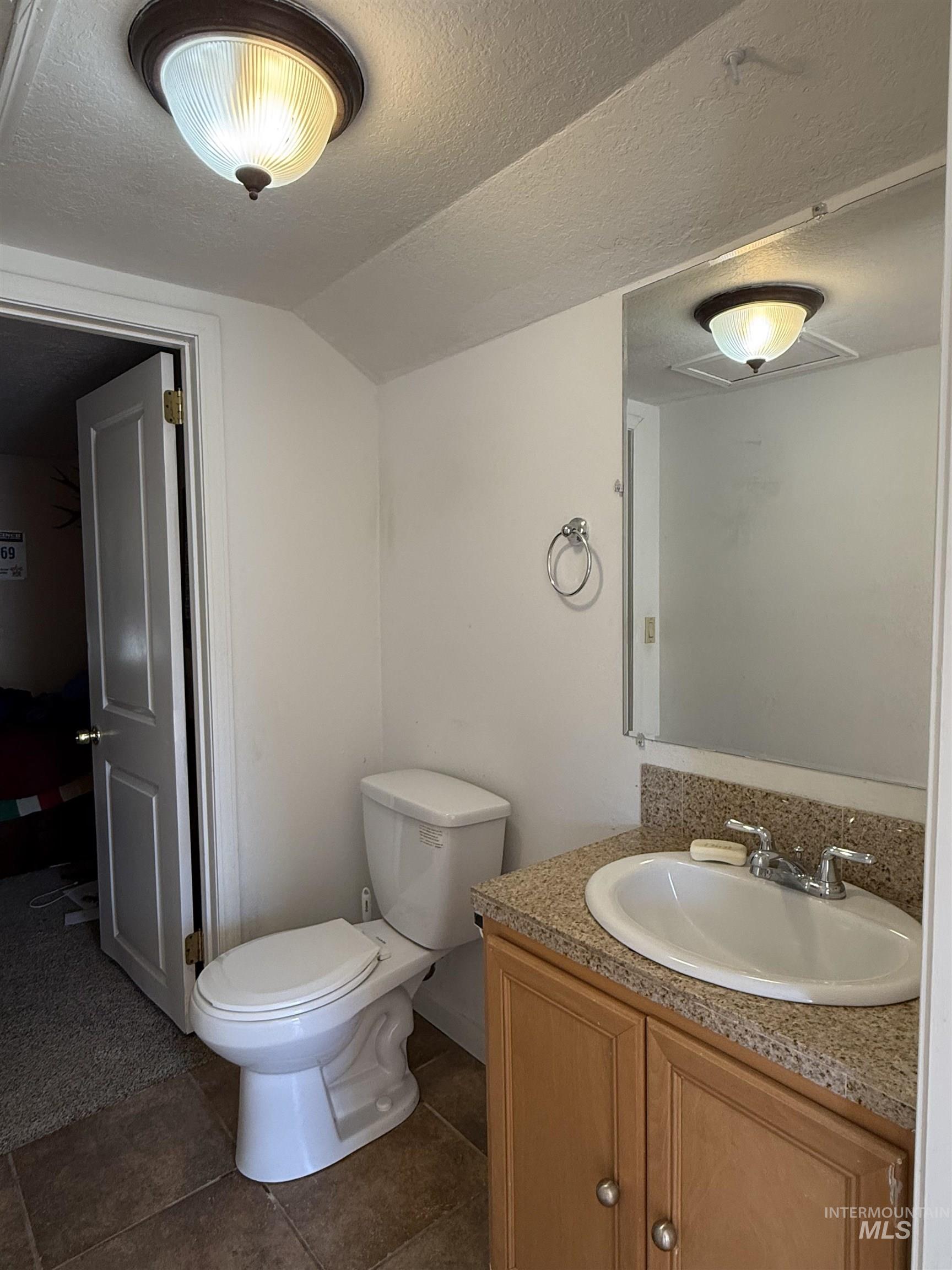 975 W 7th St Property Photo 8