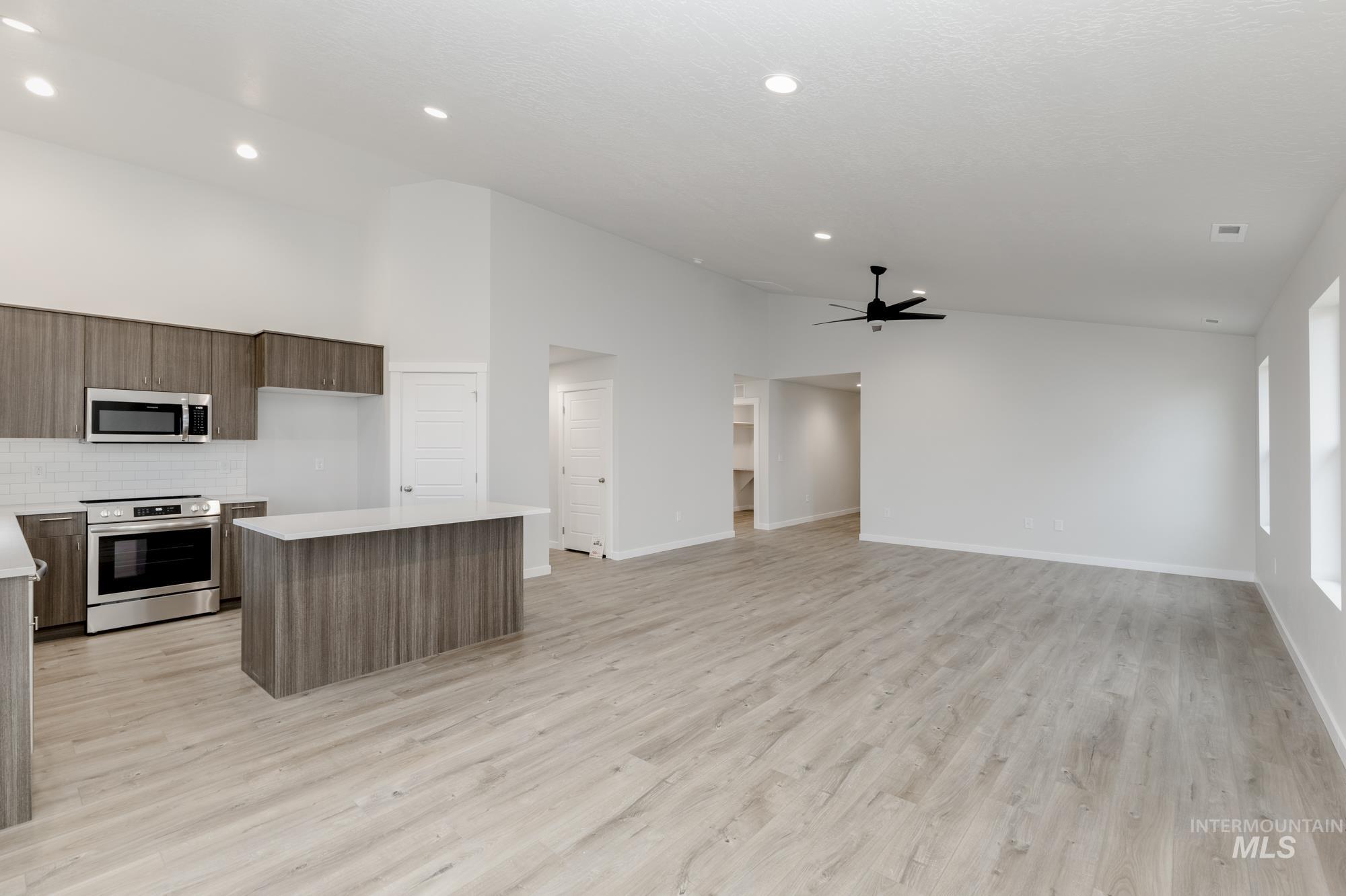 2094 N Thunderbolt St Property Photo 6