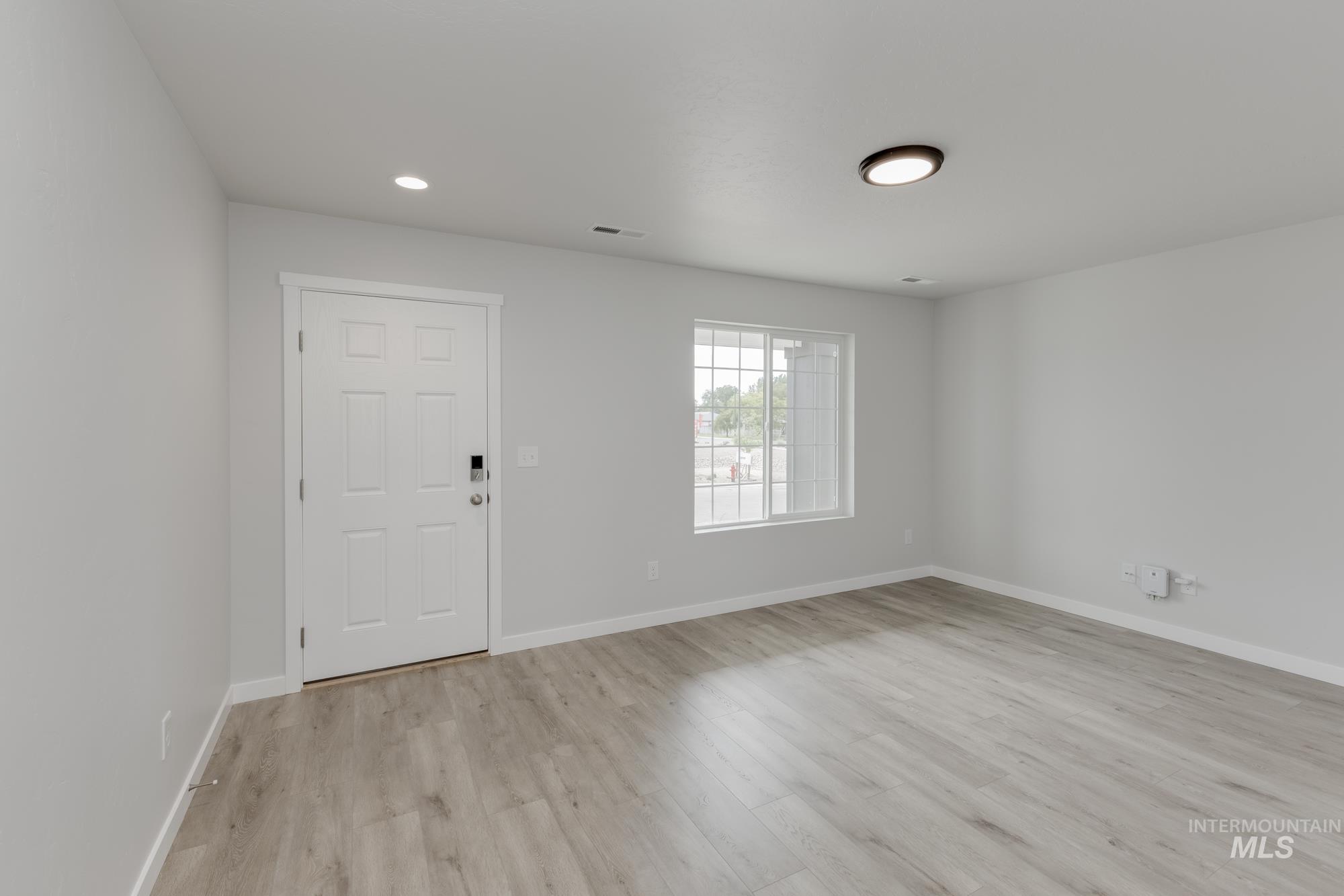 2059 N Thunderbolt St Property Photo 2