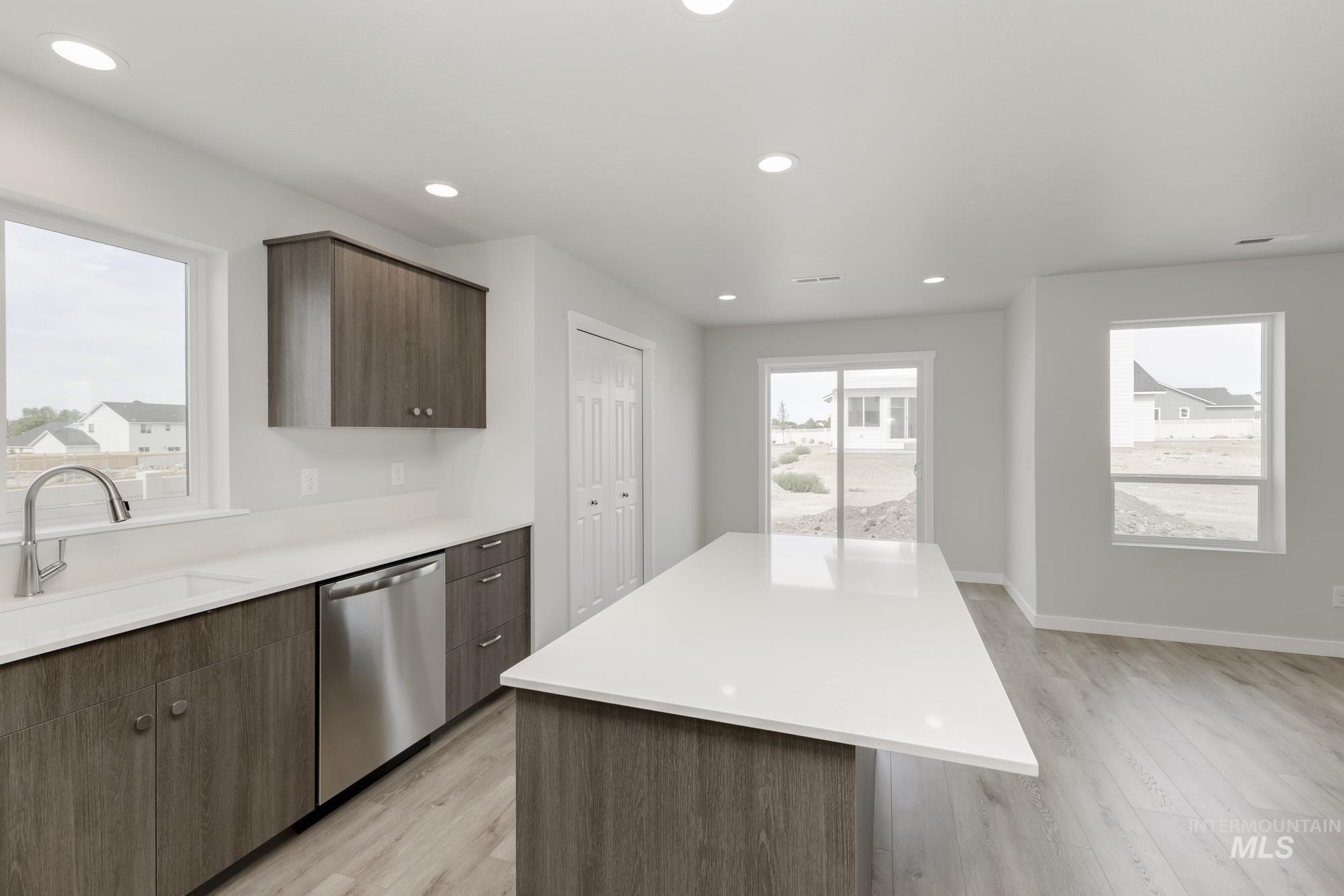 2059 N Thunderbolt St Property Photo 4