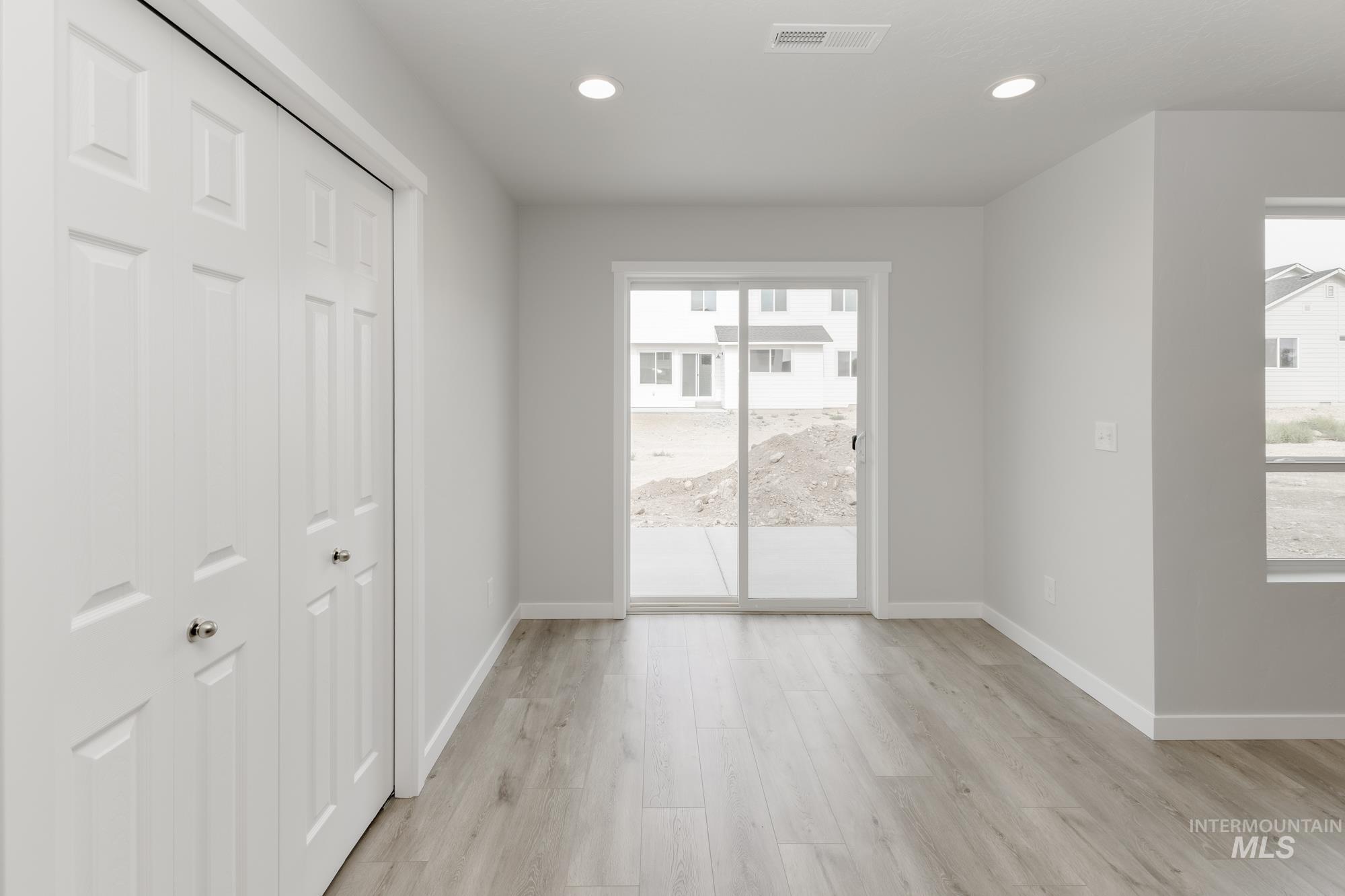 2059 N Thunderbolt St Property Photo 6