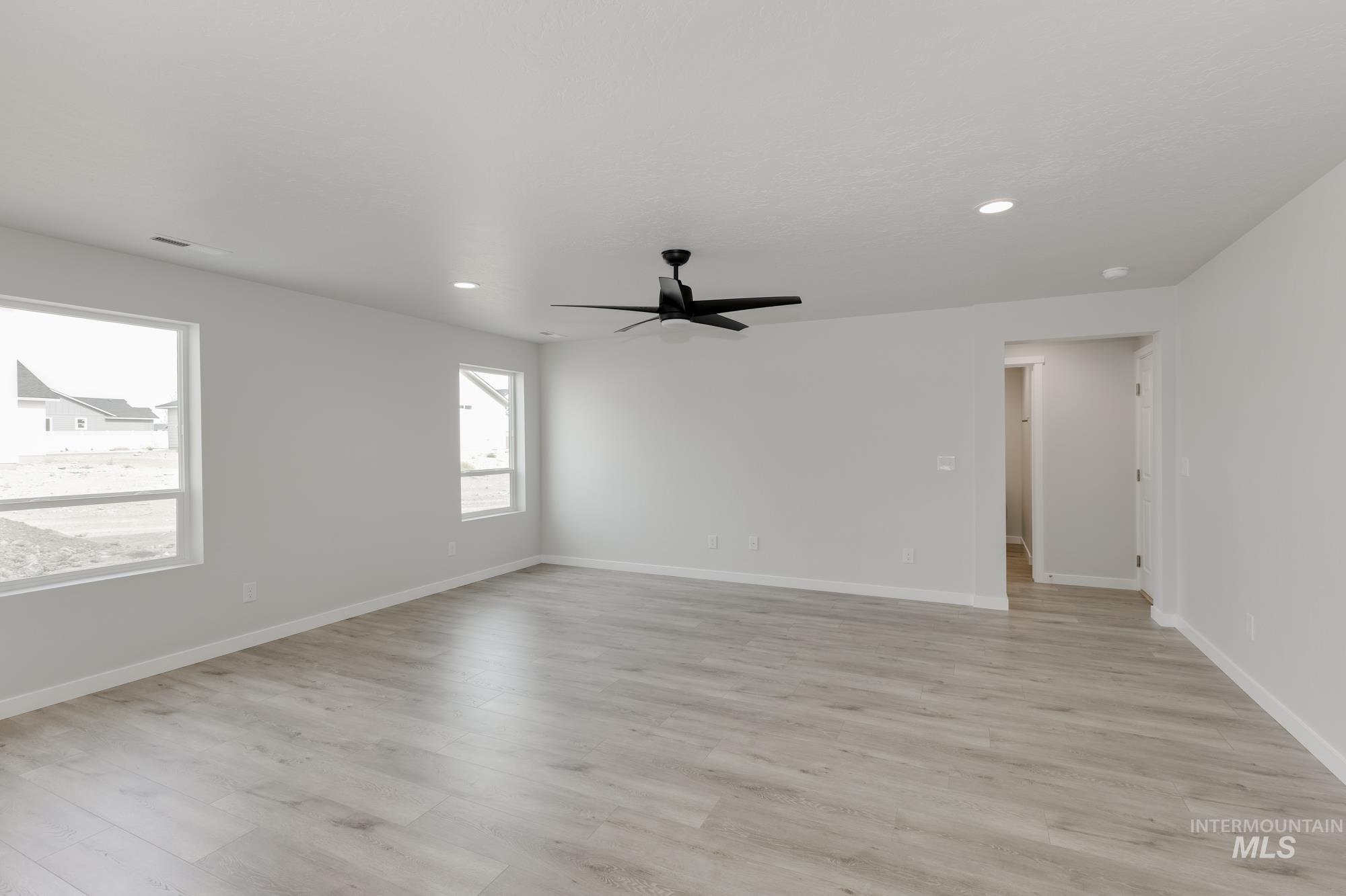 2059 N Thunderbolt St Property Photo 9
