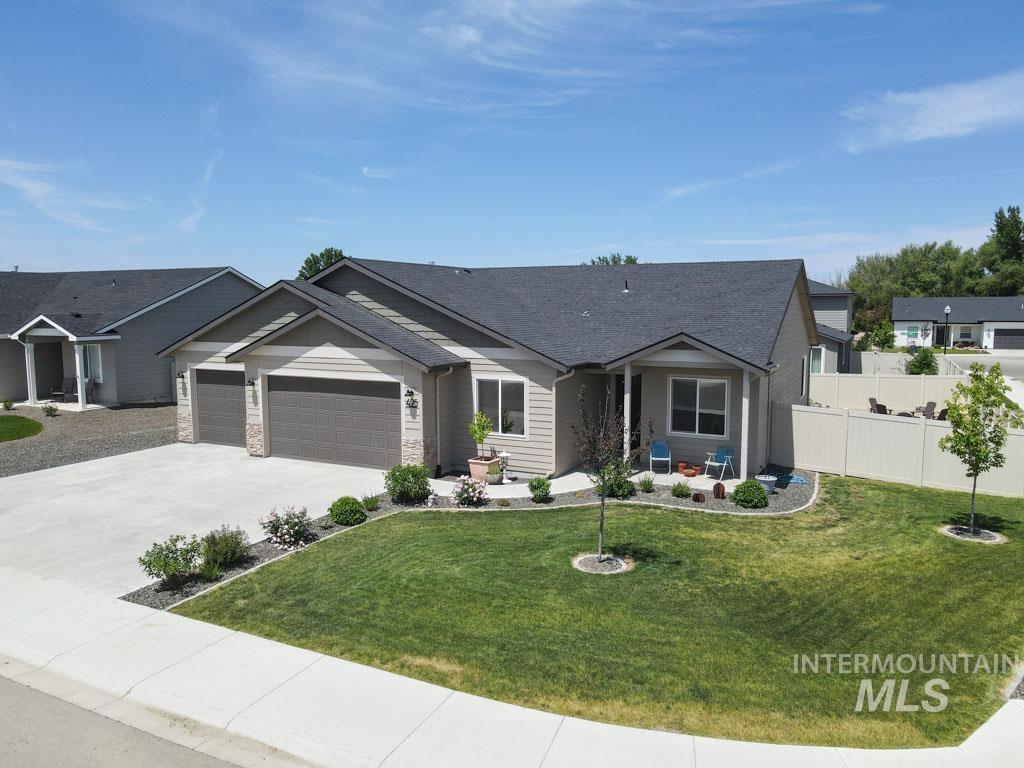 425 October Sky St Property Photo 3