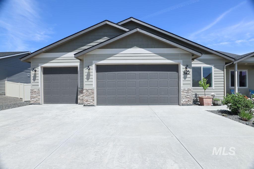 425 October Sky St Property Photo 4