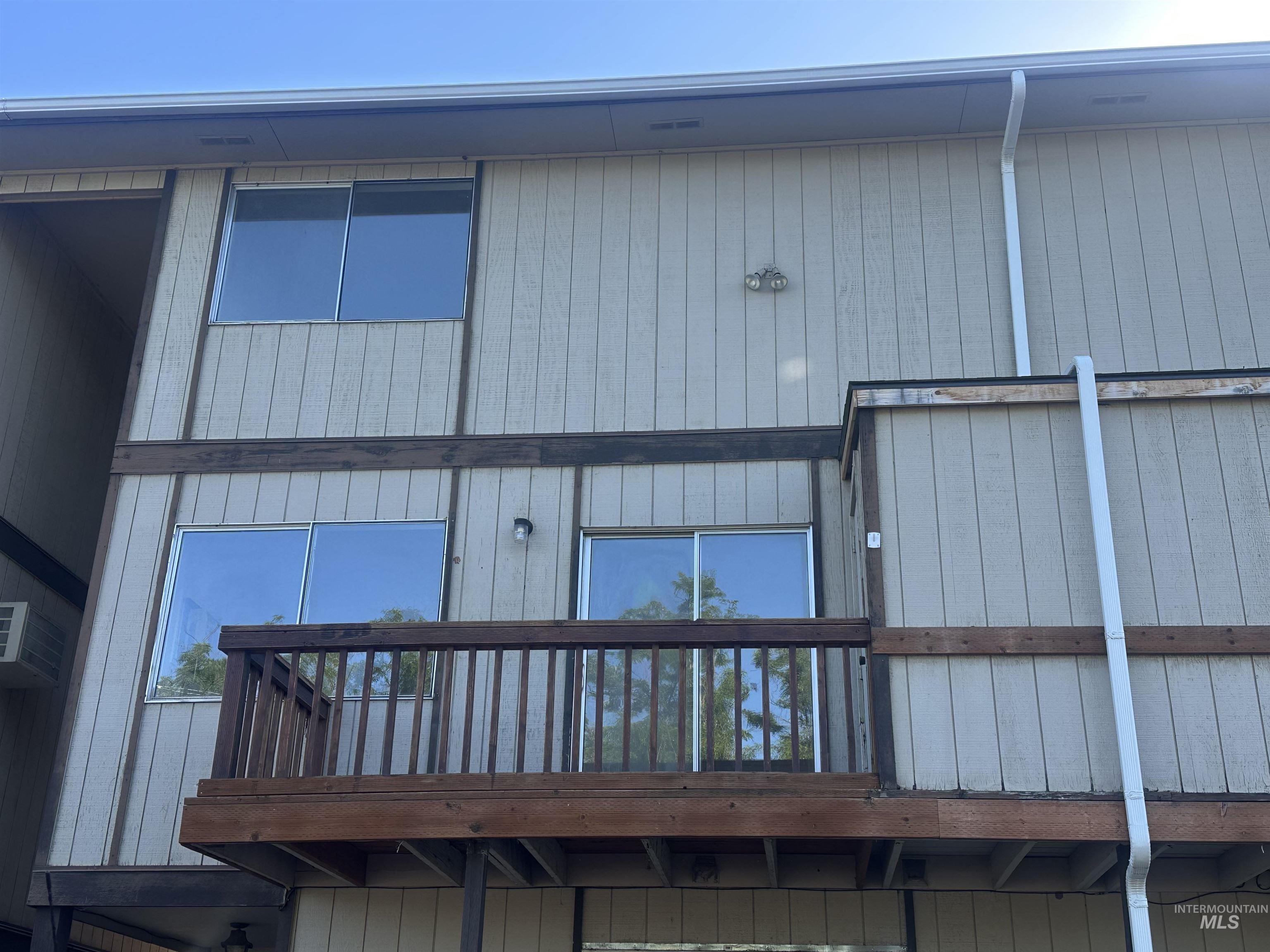 557 Park Street Property Photo 2