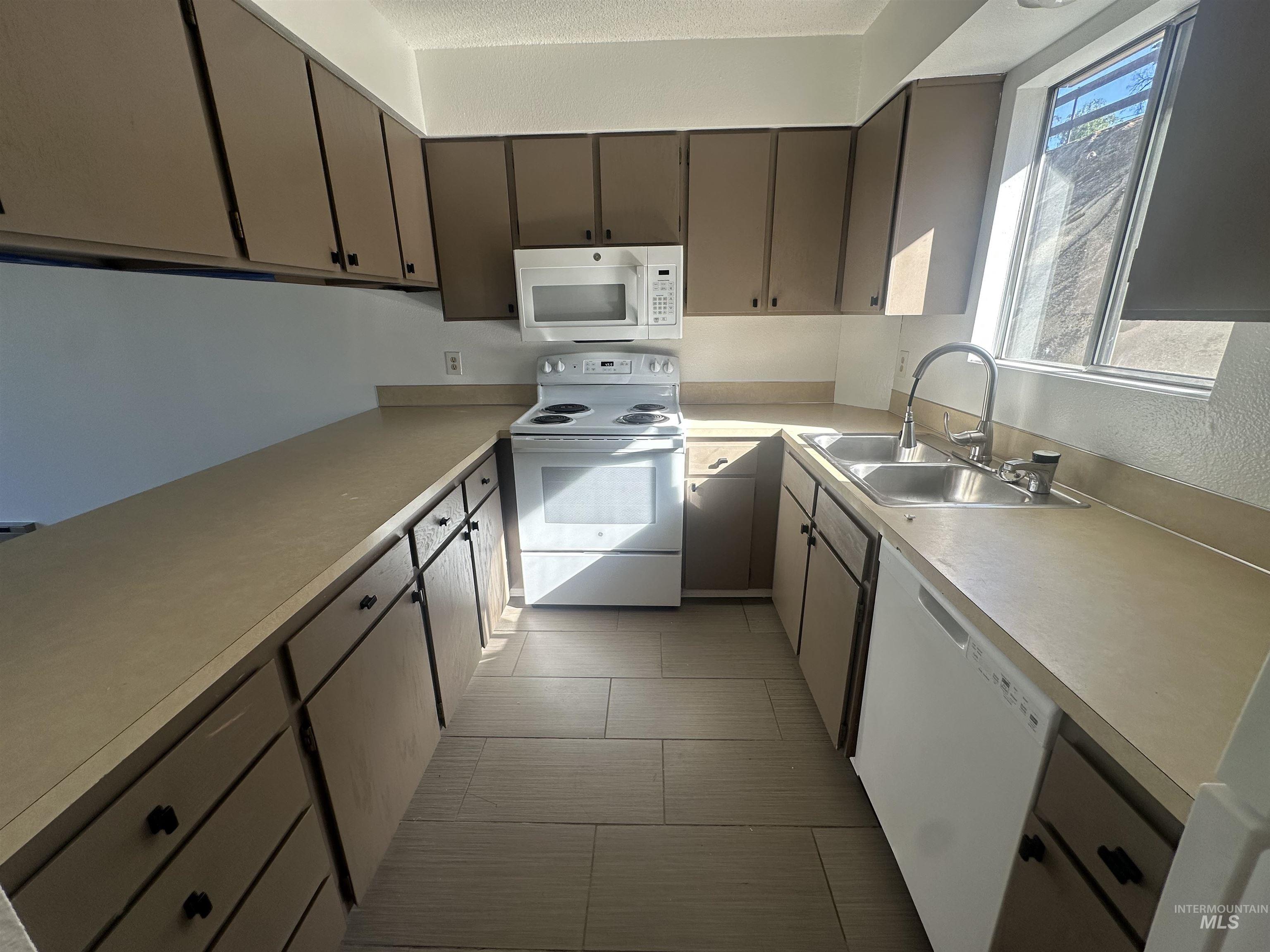 557 Park Street Property Photo 6