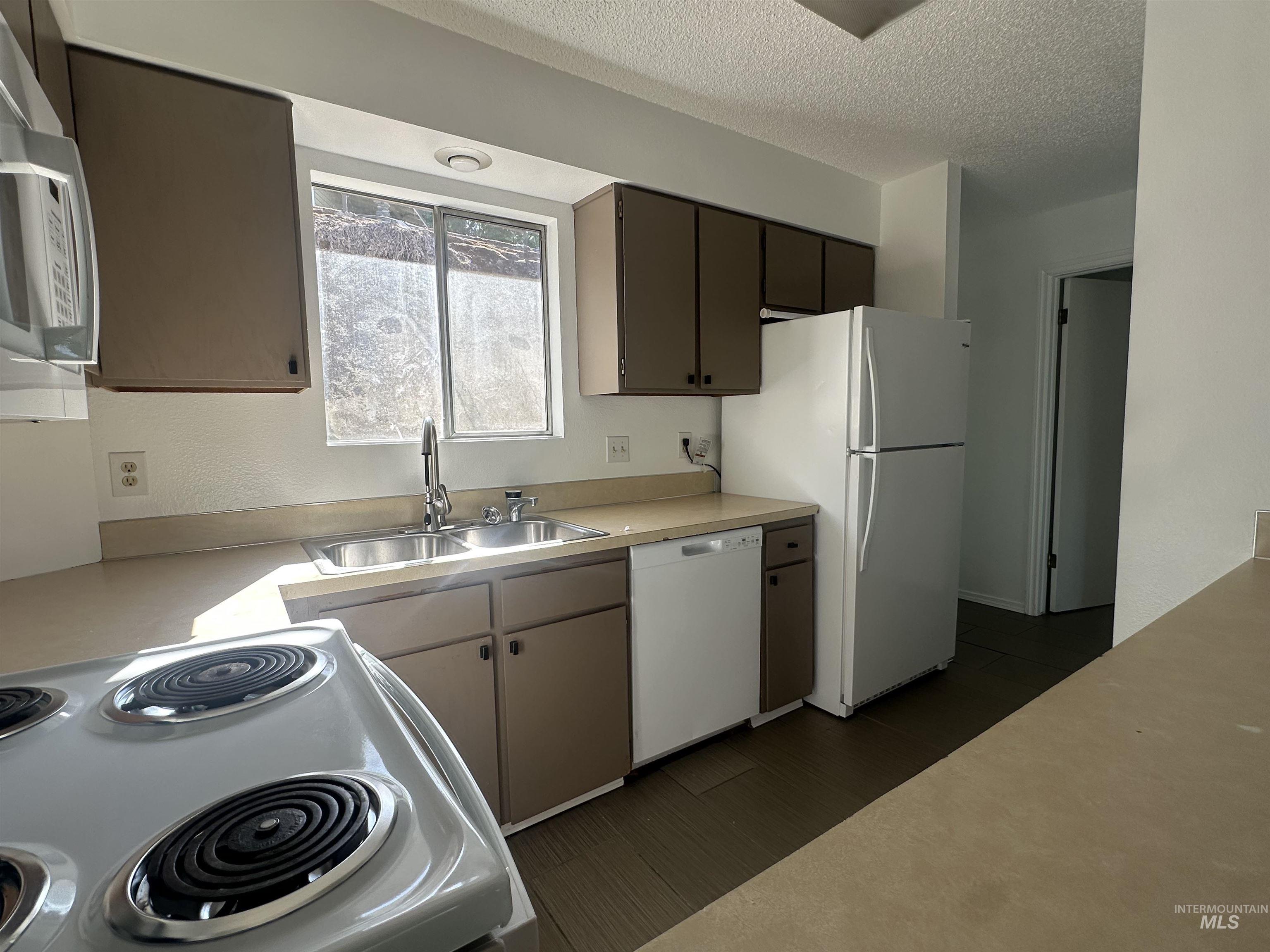 557 Park Street Property Photo 7