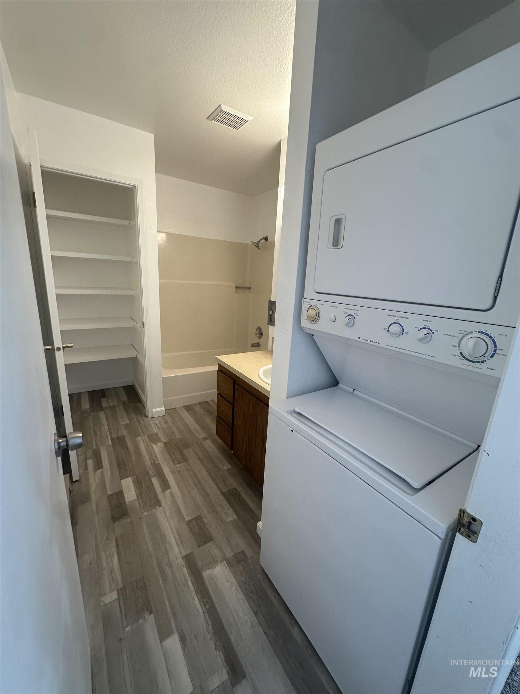 557 Park Street Property Photo 20