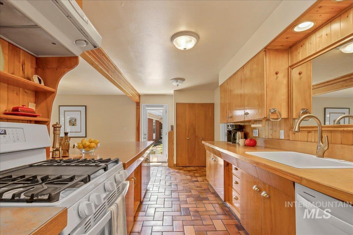 424 N Mobley Dr Property Photo 8