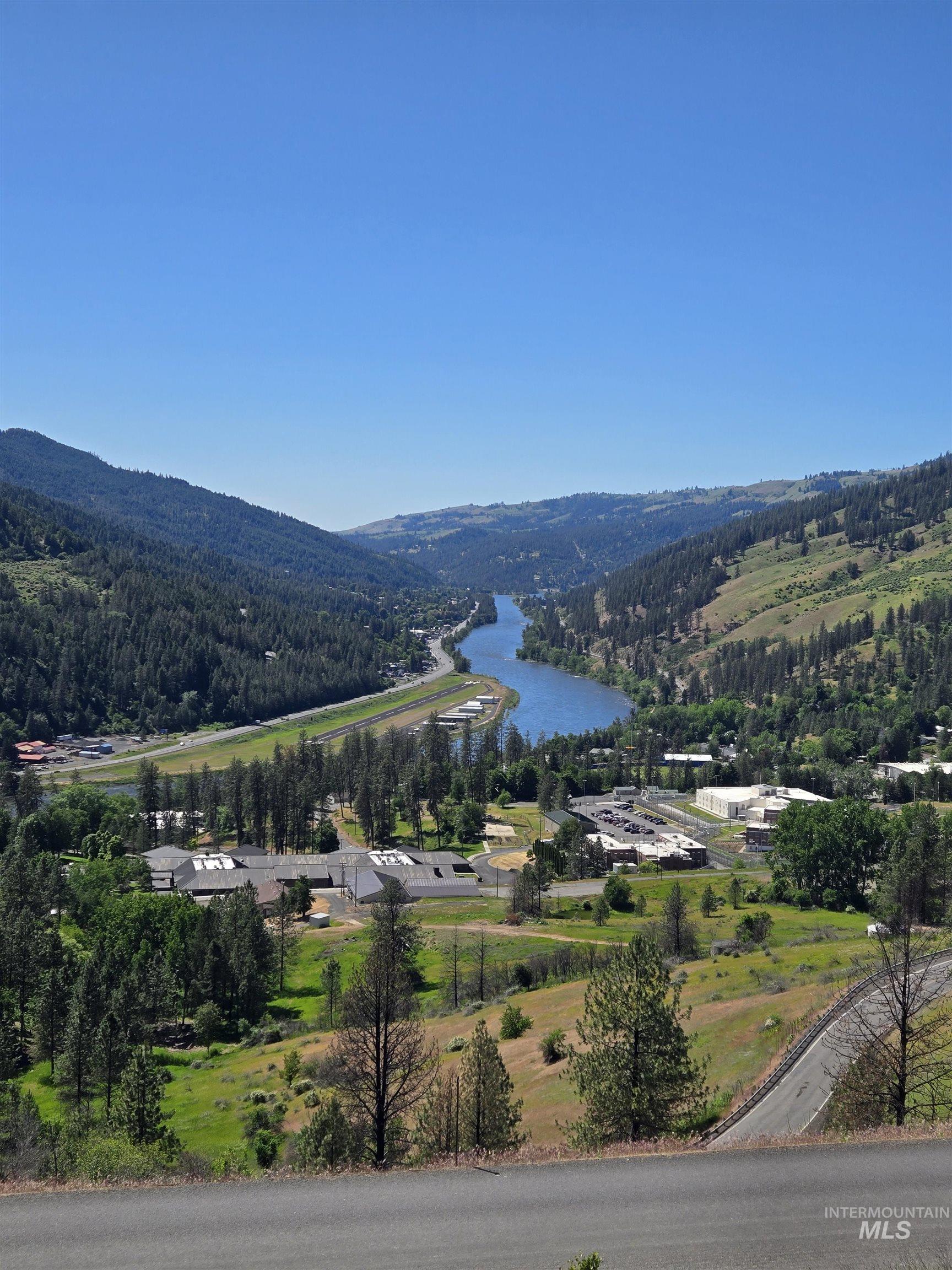100 Shasta Circle Property Photo 1