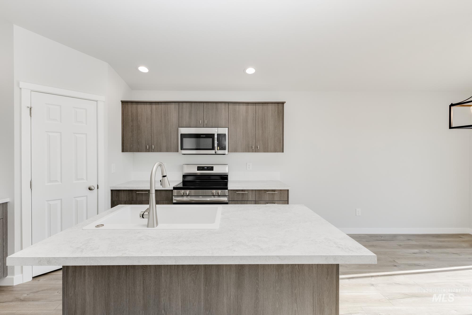 1420 N Coltsfoot Ave Property Photo 3